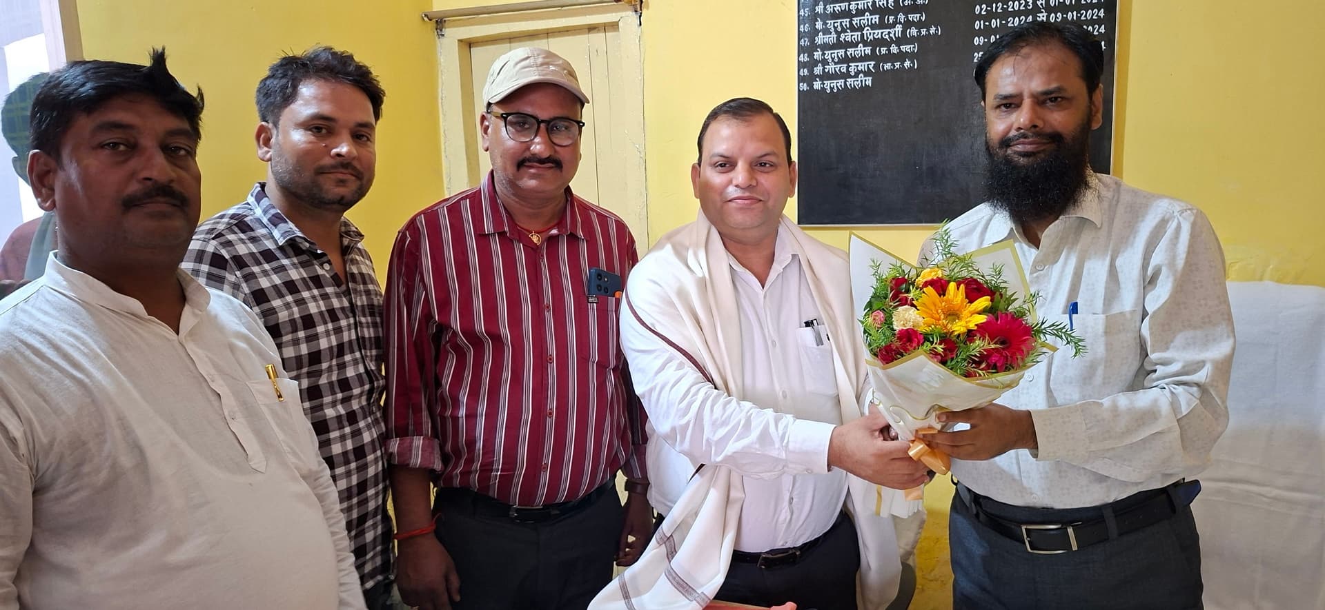 ओबरा को मिले नए बीडीओ: मनोज कुमार ने संभाला प्रभार, कहा-जनसमस्याओं का त्वरित समाधान होगी प्राथमिकता ओबरा को मिले नए बीडीओ: मनोज कुमार ने संभाला प्रभार, कहा-जनसमस्याओं का त्वरित समाधान होगी प्राथमिकता