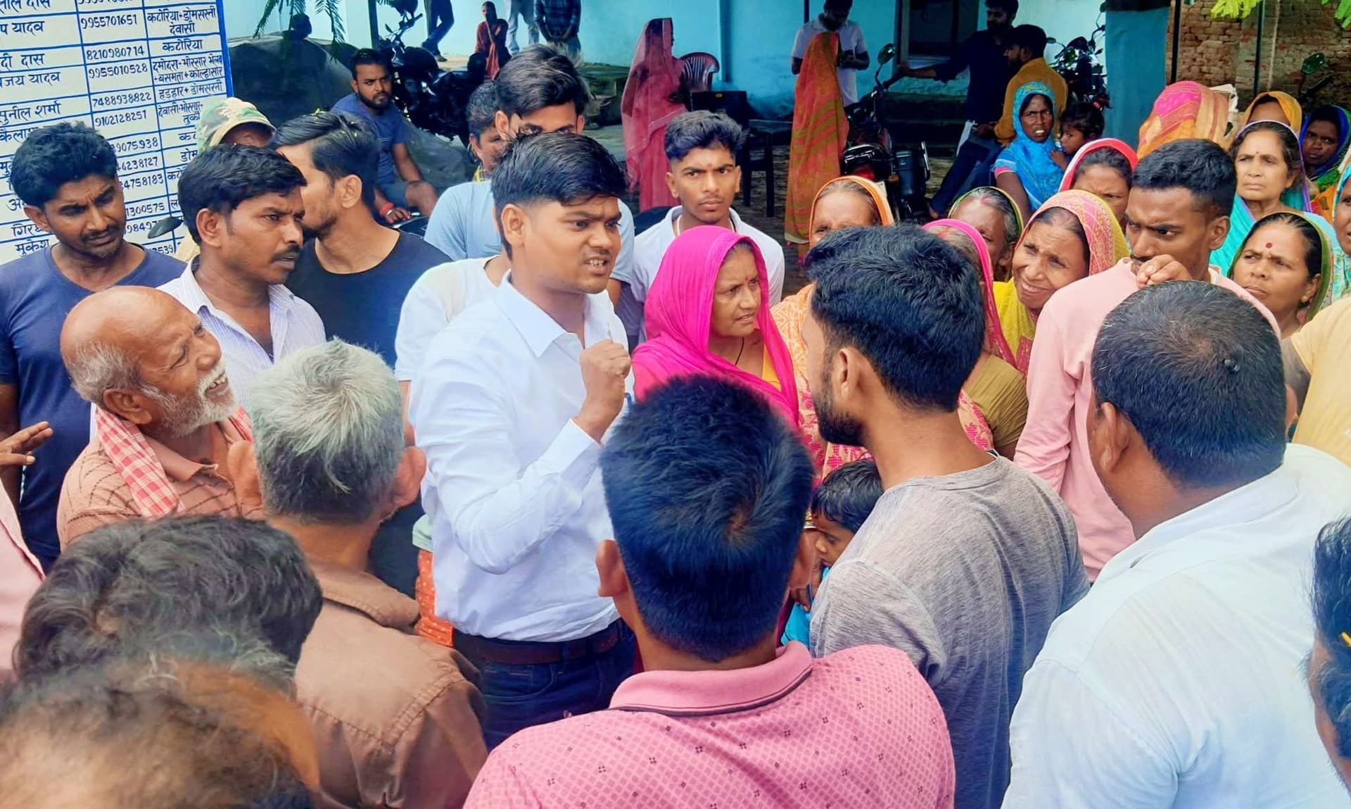 बिजली संकट से फूटा ग्रामीणों का गुस्सा, पावर सब-स्टेशन पर रोषपूर्ण प्रदर्शन बिजली संकट से फूटा ग्रामीणों का गुस्सा, पावर सब-स्टेशन पर रोषपूर्ण प्रदर्शन