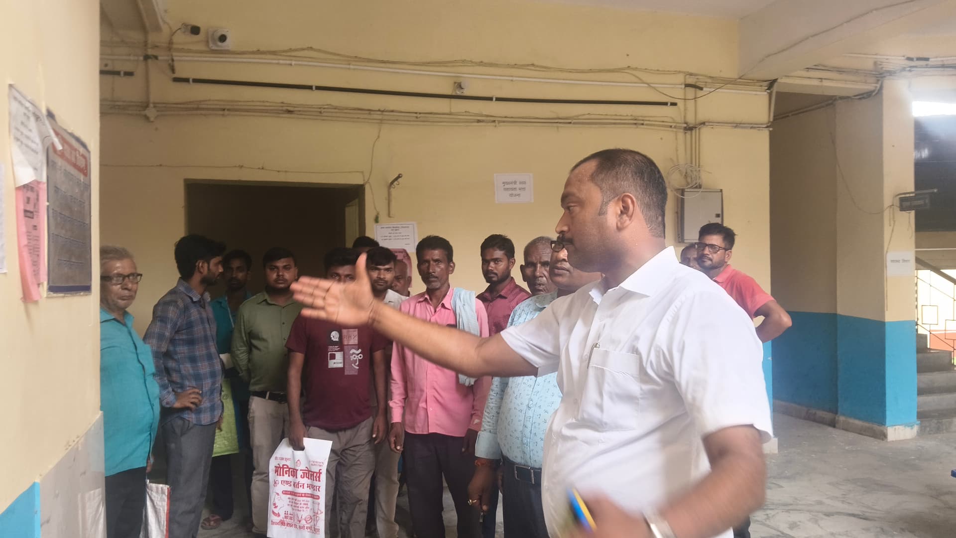 सीओ अभिषेक कुमार ने किया अंचल कार्यालय का निरीक्षण. सीओ अभिषेक कुमार ने किया अंचल कार्यालय का निरीक्षण.