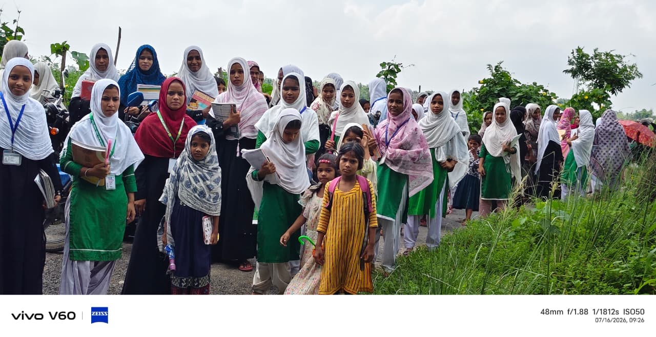 40 साल से जर्जर है सड़क, बीच में बन गया तालाब,जान जोखिम में डालकर आवागमन कर रहे छात्र-छात्राएं । 40 साल से जर्जर है सड़क, बीच में बन गया तालाब,जान जोखिम में डालकर आवागमन कर रहे छात्र-छात्राएं ।
