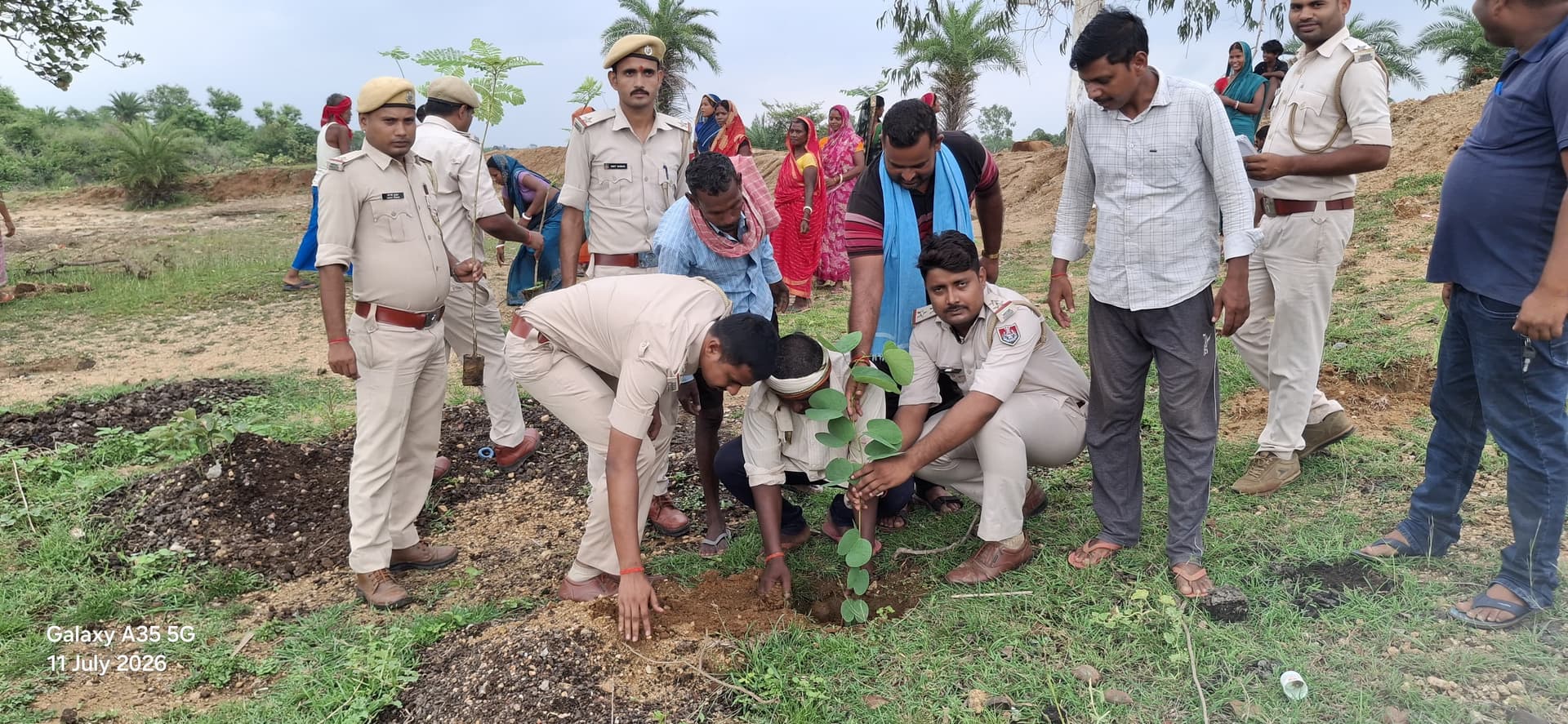 हरियाली की नई पहल: बौंसी वन क्षेत्र में 55 हजार पौधों से संवरेंगे जंगल, ग्रामीणों ने संभाली पर्यावरण बचाने की जिम्मेदारी हरियाली की नई पहल: बौंसी वन क्षेत्र में 55 हजार पौधों से संवरेंगे जंगल, ग्रामीणों ने संभाली पर्यावरण बचाने की जिम्मेदारी