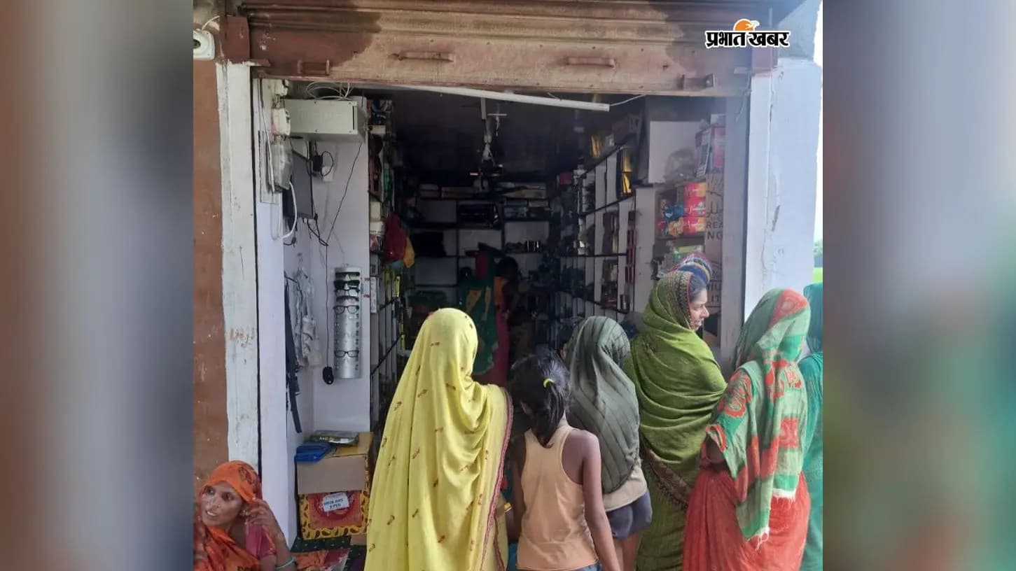 दुकान में चोरी के बाद लोग दुकान में चोरी के बाद लोग