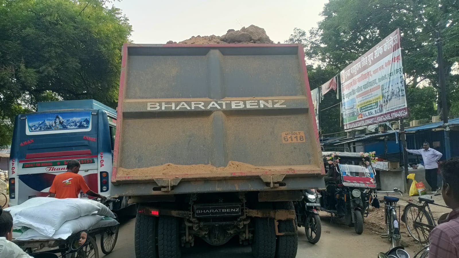 भारतमाला एक्सप्रेसवे निर्माण में नियमों की उड़ रही धज्जियां, बिना तिरपाल ढंके दौड़ रहे मिट्टी लदे हाईवा, राहगीरों का चलना हुआ मुश्किल भारतमाला एक्सप्रेसवे निर्माण में नियमों की उड़ रही धज्जियां, बिना तिरपाल ढंके दौड़ रहे मिट्टी लदे हाईवा, राहगीरों का चलना हुआ मुश्किल