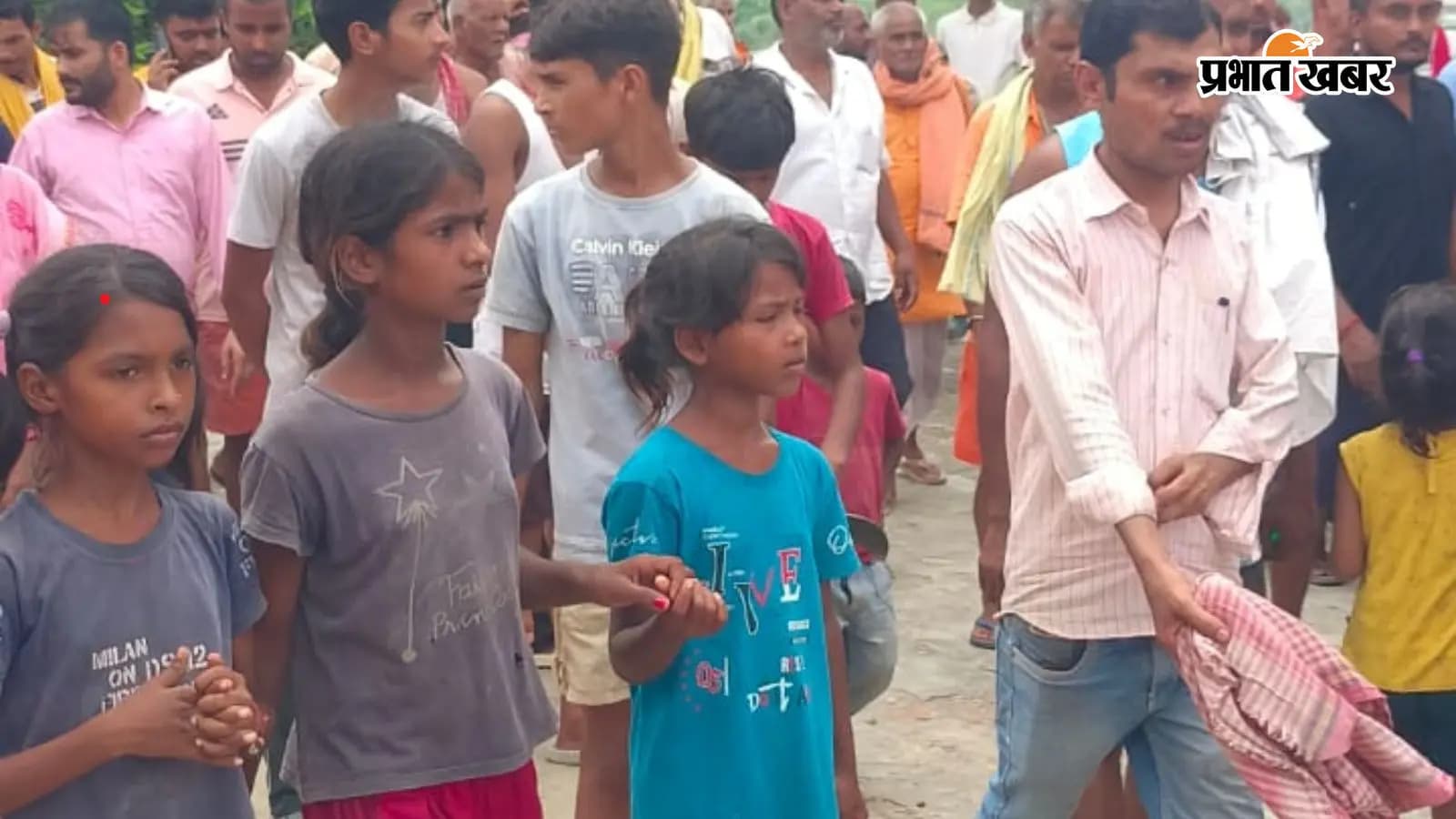 :घटना के बाद मृतका के घर पर उमरी भीड़ | Prabhat Khabar Network :घटना के बाद मृतका के घर पर उमरी भीड़ | Prabhat Khabar Network