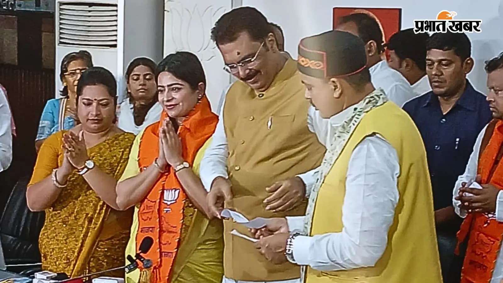 चेतना झांब को पार्टी की सदस्यता दिलाते संजय सरावगी चेतना झांब को पार्टी की सदस्यता दिलाते संजय सरावगी