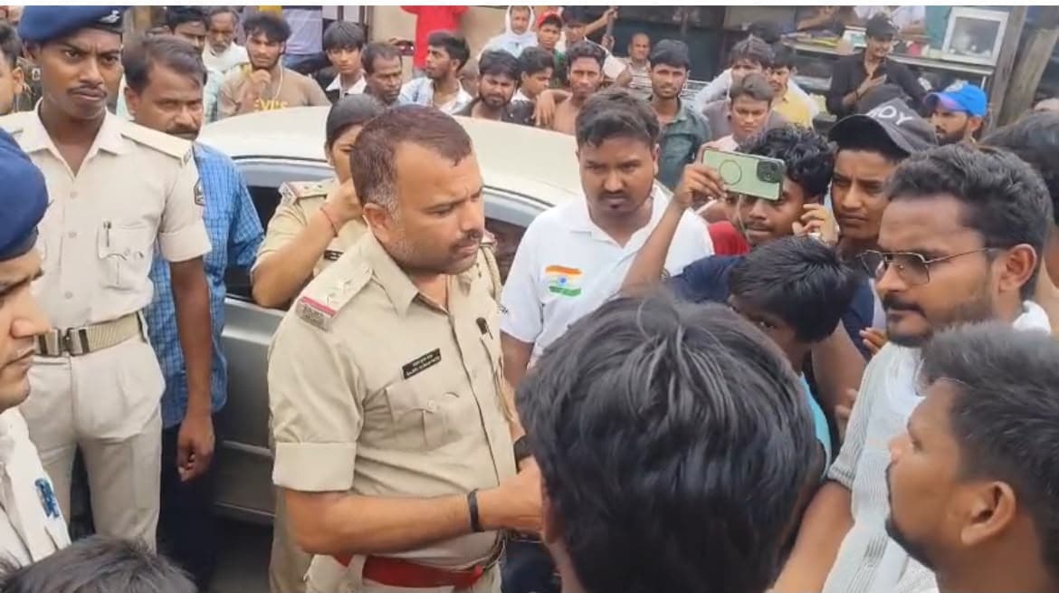सीवान के हसनपुरा में बिजली संकट से फूटा लोगों का गुस्सा, मुख्य सड़क जाम कर किया प्रदर्शन
