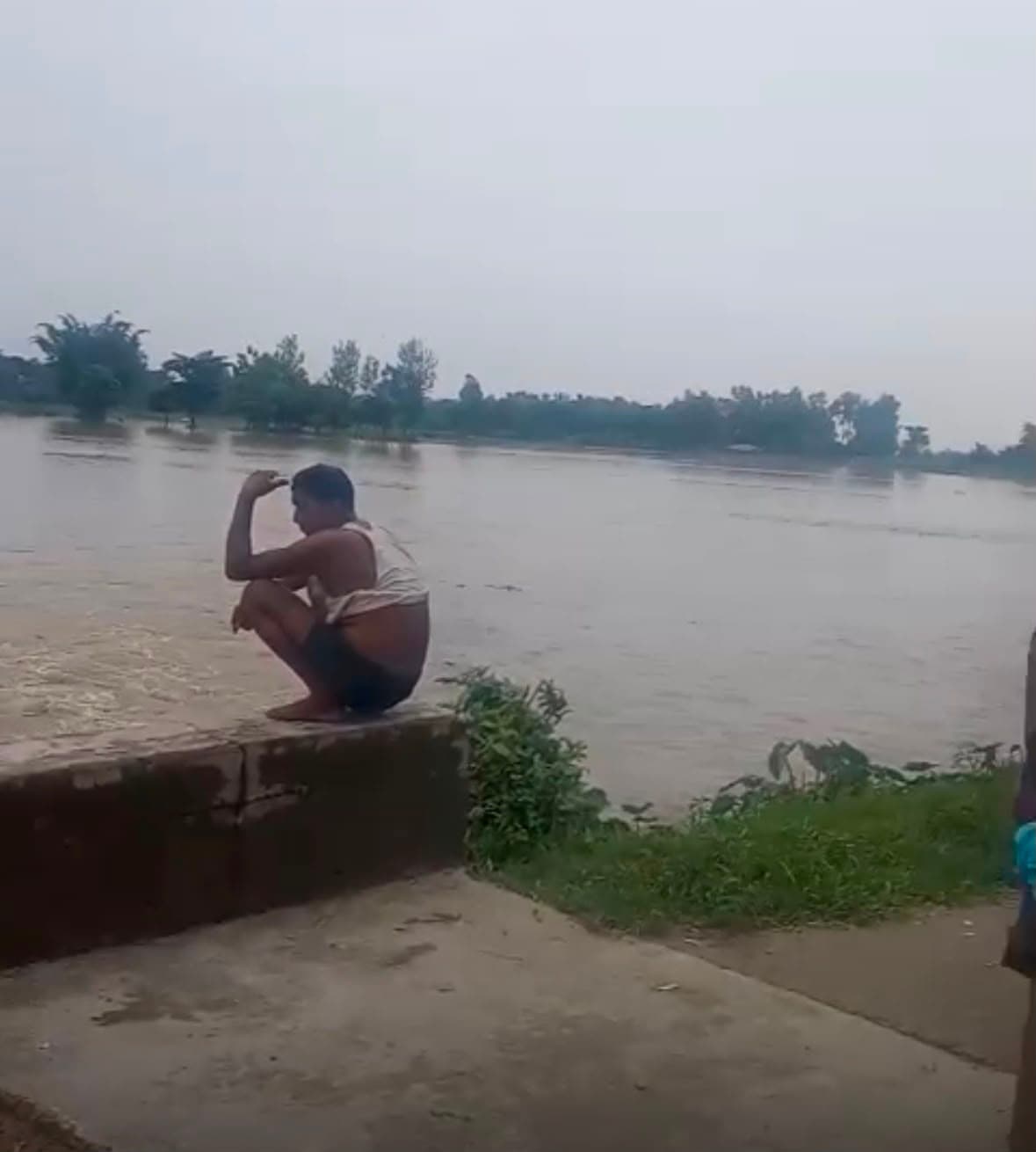 पेज05:ओरिया व थेथरी नदी उफान पर, सेमरवारी और भलुवाहिया गांव में घुसा बाढ़ का पानी पेज05:ओरिया व थेथरी नदी उफान पर, सेमरवारी और भलुवाहिया गांव में घुसा बाढ़ का पानी