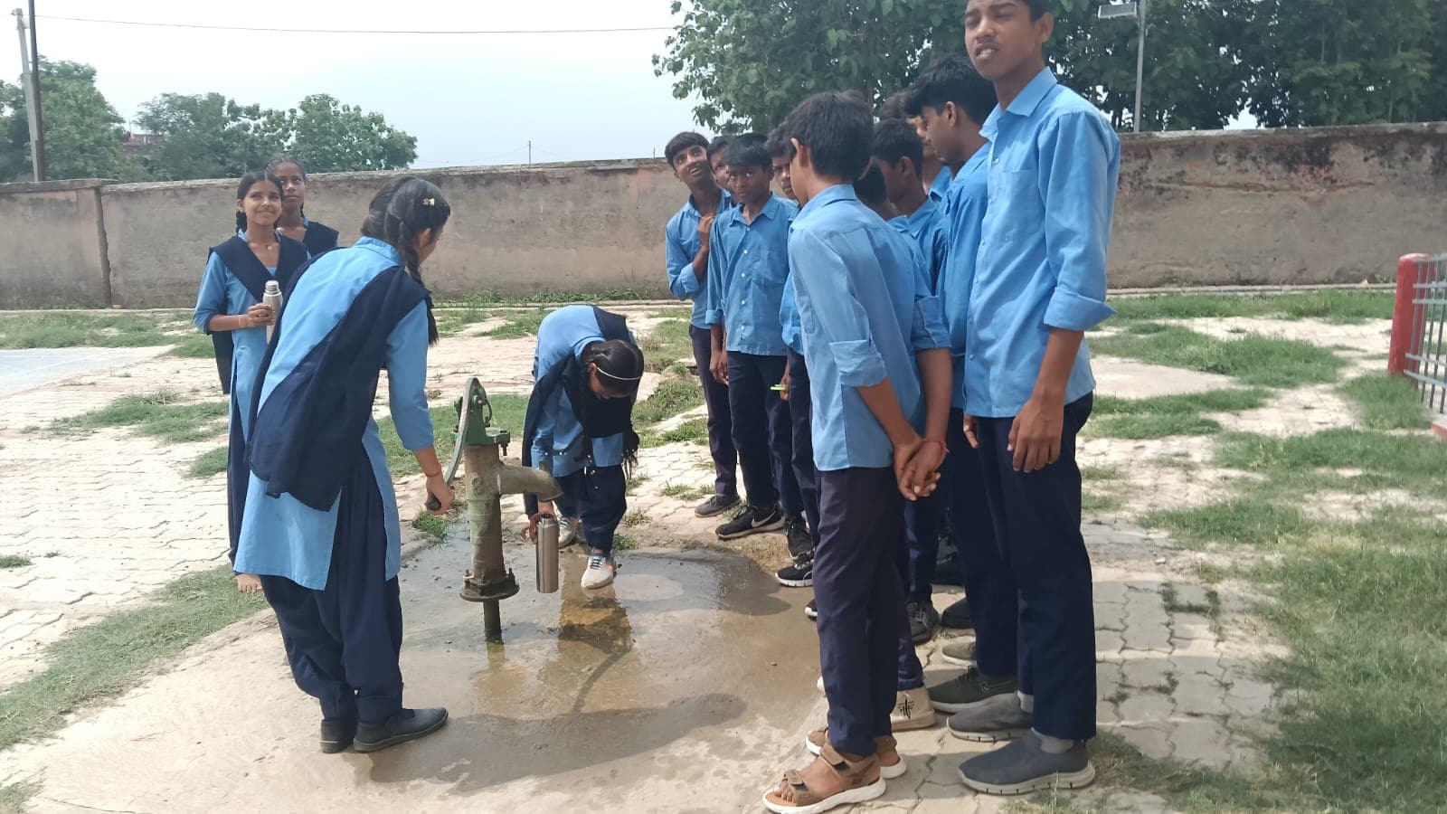 बूंद-बूंद पानी को तरस रहे नौनिहाल जलस्तर गिरने से स्कूलों में हाहाकार, उमस भरी गर्मी में सैकड़ों बच्चों का सूख रहा हलक बूंद-बूंद पानी को तरस रहे नौनिहाल जलस्तर गिरने से स्कूलों में हाहाकार, उमस भरी गर्मी में सैकड़ों बच्चों का सूख रहा हलक