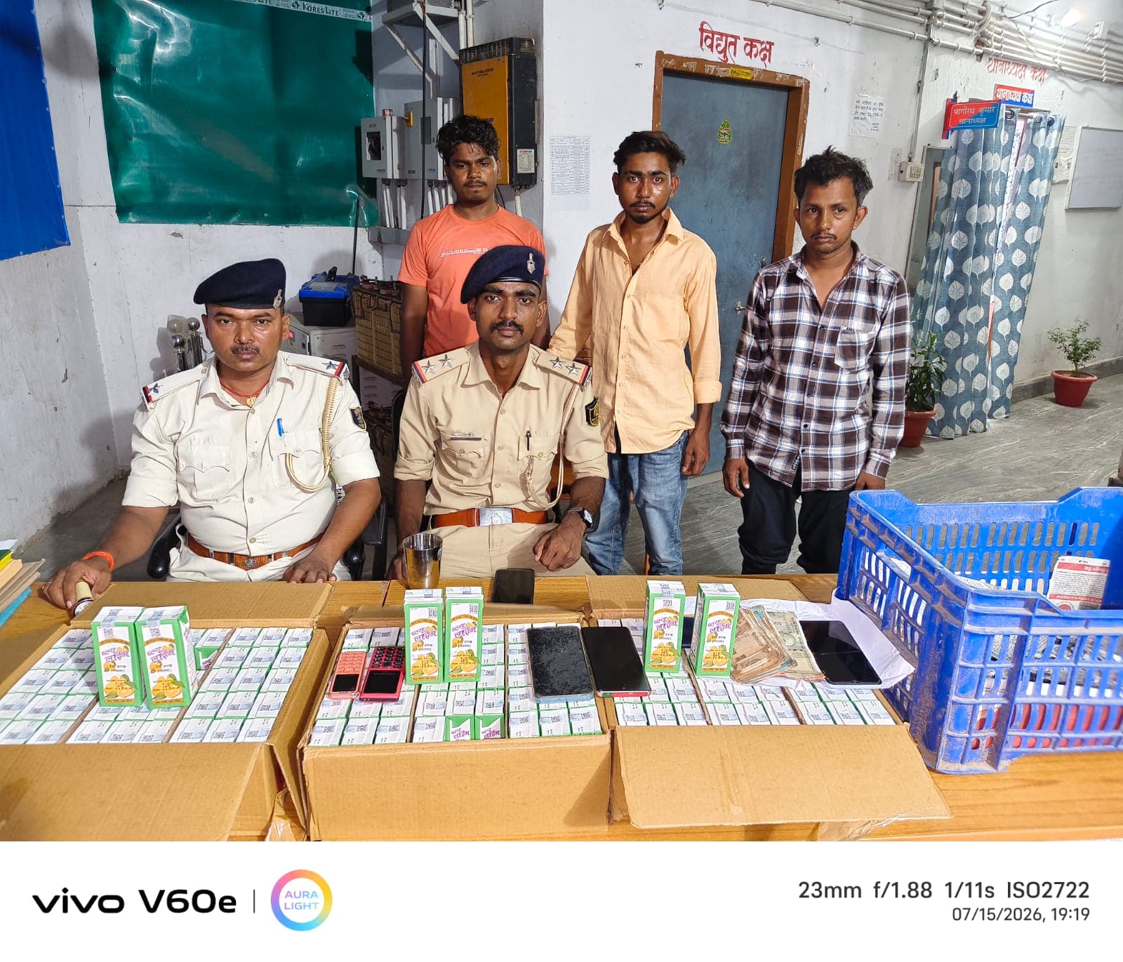 27 लीटर शराब के साथ तीन धंधेबाज गिरफ्तार 27 लीटर शराब के साथ तीन धंधेबाज गिरफ्तार