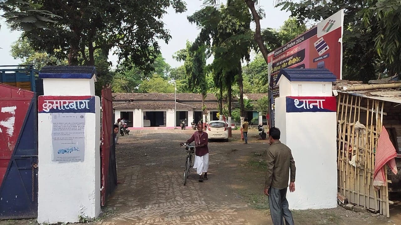 पेज03:वाहन जांच में देसी पिस्टल व कारतूस के साथ युवक गिरफ्तार, दो साथी फरार पेज03:वाहन जांच में देसी पिस्टल व कारतूस के साथ युवक गिरफ्तार, दो साथी फरार