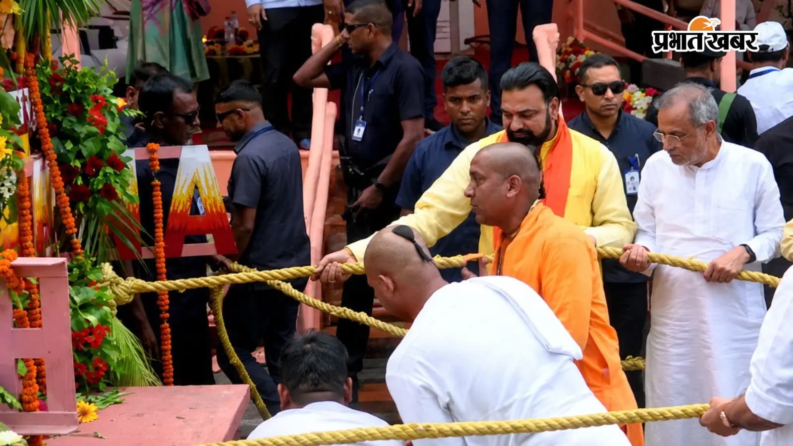 रथ की डोरी खींचते सीएम सम्राट रथ की डोरी खींचते सीएम सम्राट