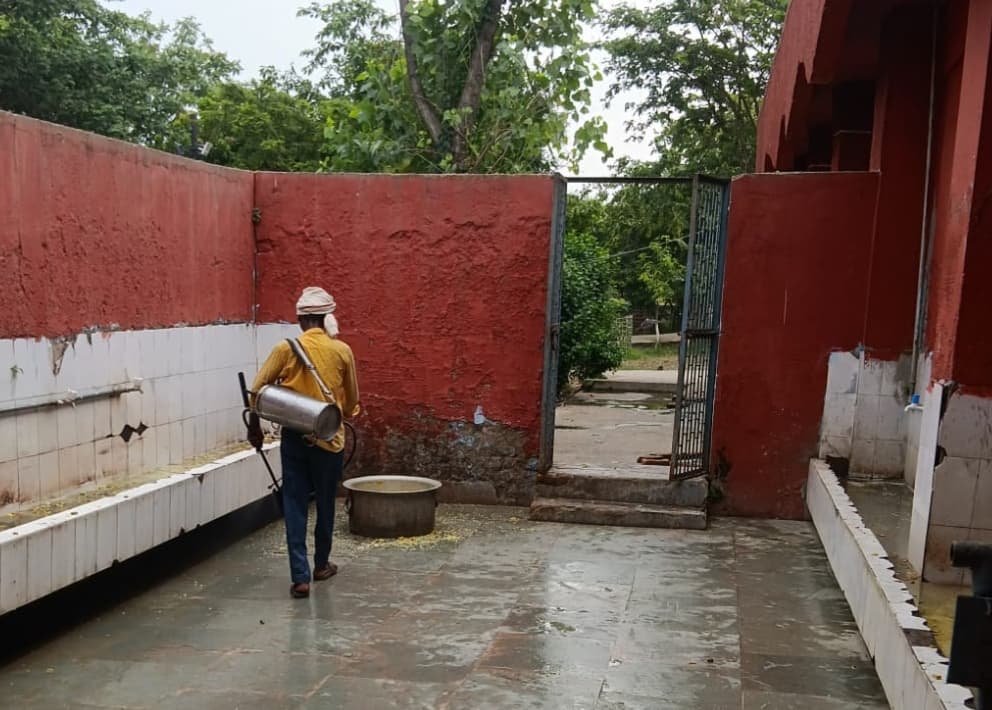 जेएनवी में कीटाणुनाशक दवाओं का हुआ छिड़काव जेएनवी में कीटाणुनाशक दवाओं का हुआ छिड़काव