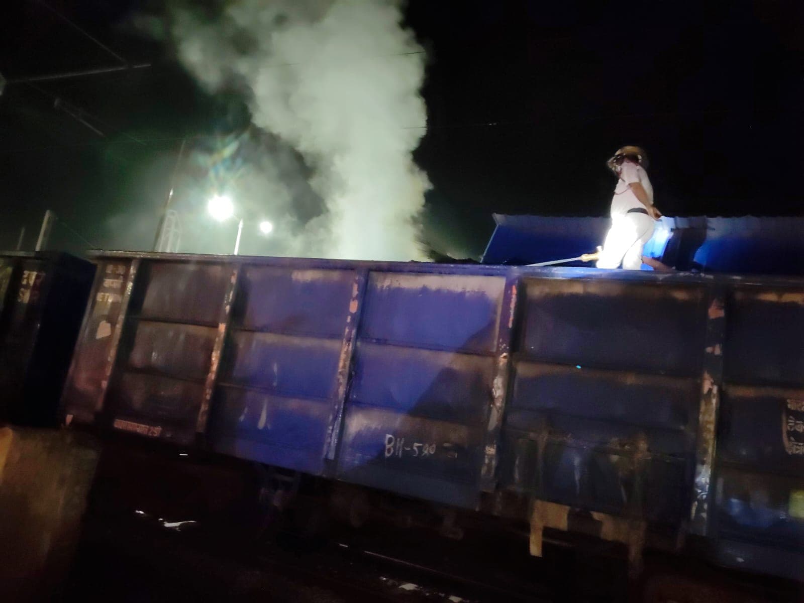 कोड ओके: कोयला लोड मालगाड़ी के डिब्बे में लगी आग कोड ओके: कोयला लोड मालगाड़ी के डिब्बे में लगी आग