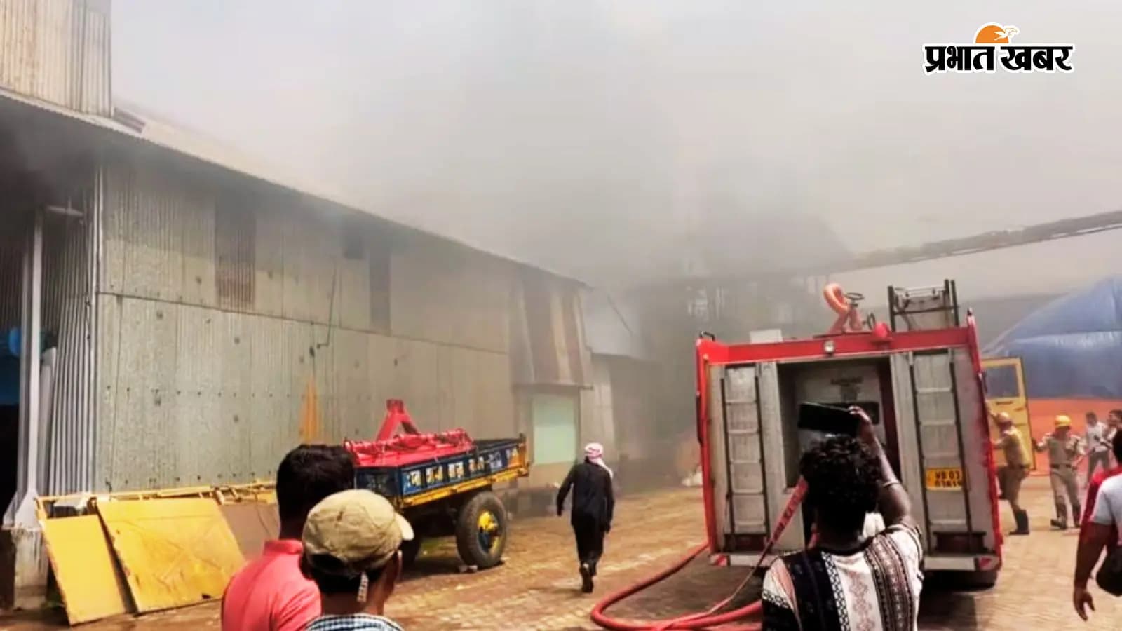राइस मिल में लगी आग बुझाने के लिए पहुंचे दमकल वाहन. राइस मिल में लगी आग बुझाने के लिए पहुंचे दमकल वाहन.