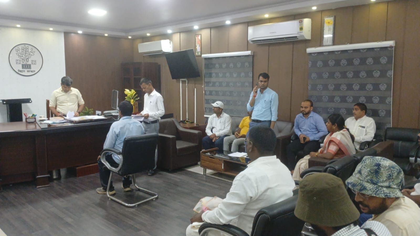 जनता दरबार में पहुंचे 14 मामले, डीएम ने त्वरित निष्पादन का दिया निर्देश जनता दरबार में पहुंचे 14 मामले, डीएम ने त्वरित निष्पादन का दिया निर्देश