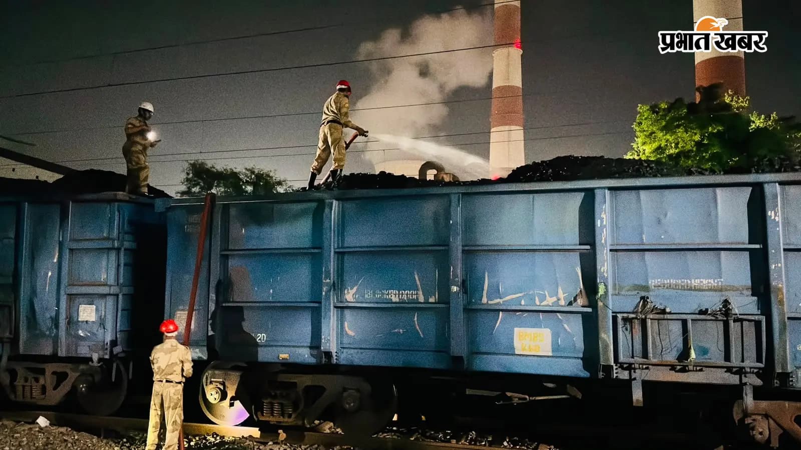 कोयले में लगी आग को बुझाते दमक विभाग के कर्मचारी. फोटो: प्रभात खबर कोयले में लगी आग को बुझाते दमक विभाग के कर्मचारी. फोटो: प्रभात खबर