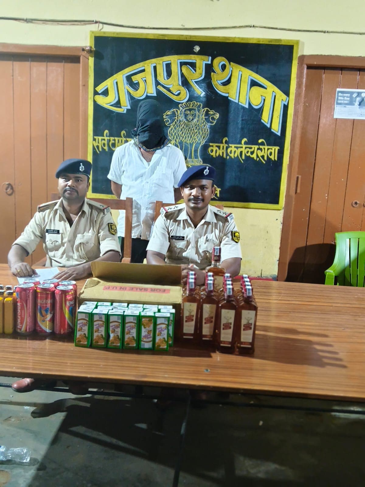 किराना दुकान की आड़ में चल रहा था शराब का धंधा, पुलिस ने छापेमारी कर 25 लीटर शराब के साथ धंधेबाज को दबोचा किराना दुकान की आड़ में चल रहा था शराब का धंधा, पुलिस ने छापेमारी कर 25 लीटर शराब के साथ धंधेबाज को दबोचा