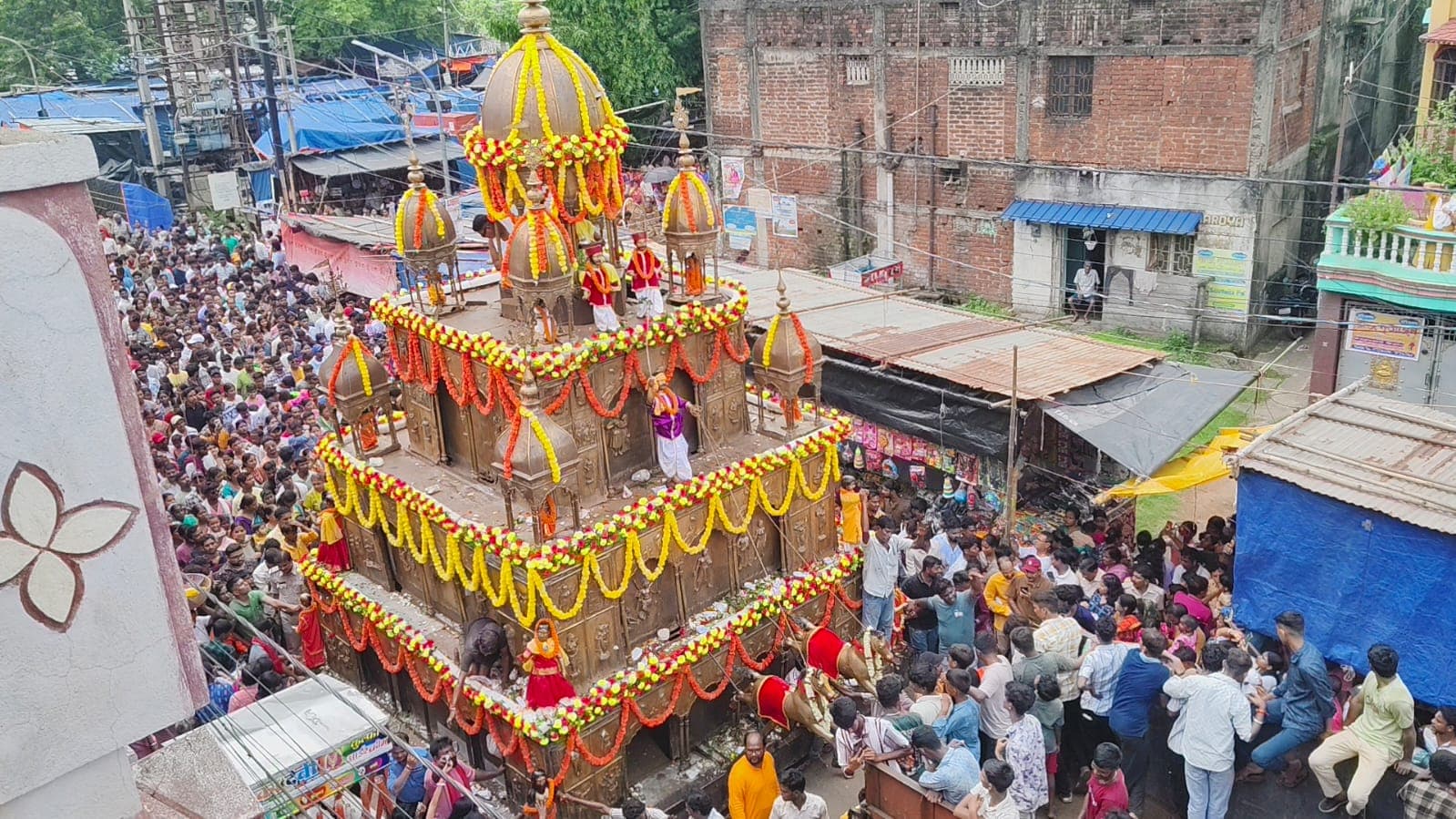 103 वर्ष पुराने पीतल के रथ को दो मंत्रियों ने खींचा, जय जगन्नाथ के जयघोष से गूंजा रानीगंजरानीगंज:पवित्र रथयात्रा के अवसर पर रानीगंज के सियारसोल राजबाड़ी की ऐतिहासिक रथयात्रा गुरुवार को श्रद्धा, आस्था और भक्ति के माहौल में संपन्न हुई. करीब 103 वर्ष पुराने ऐतिहासिक पीतल के रथ को पश्चिम बंगाल राज्य सरकार के मंत्री डॉ. अजय पोद्दार और अग्निमित्रा पाल ने रस्सी खींचकर यात्रा का शुभारंभ किया.इस अवसर पर रानीगंज के विधायक पार्थ घोष, जामुड़िया के विधायक डॉ. बिजन मुखर्जी समेत बड़ी संख्या में जनप्रतिनिधि, प्रशासनिक अधिकारी और हजारों श्रद्धालु मौजूद रहे.नए राजबाड़ी से पुराने राजबाड़ी तक निकली रथयात्रा के दौरान पूरा इलाका "जय जगन्नाथ " के जयघोष से गूंज उठा.भगवान जगन्नाथ, देवी सुभद्रा और भगवान बलराम के दर्शन एवं रथ की रस्सी छूने के लिए श्रद्धालुओं की भारी भीड़ उमड़ पड़ी. महिलाओं, बच्चों और बुजुर्गों सहित बड़ी संख्या में भक्त इस ऐतिहासिक आयोजन के साक्षी बने.रथयात्रा को लेकर पुलिस प्रशासन ने व्यापक सुरक्षा व्यवस्था की थी. मार्ग के विभिन्न स्थानों पर पुलिस और ट्रैफिक कर्मियों की तैनाती की गई थी, जिससे यात्रा शांतिपूर्ण और सुव्यवस्थित ढंग से संपन्न हुई.103 वर्ष पुराना है पीतल का रथबताया जाता है कि वर्ष 1925 में सियारसोल राजबाड़ी का लकड़ी का रथ आग लगने से जलकर नष्ट हो गया था. इसके बाद राजपरिवार के प्रमथनाथ मालिया ने कोलकाता के प्रसिद्ध शिल्पकार प्रसाद चंद्र दास से इस भव्य पीतल के रथ का निर्माण कराया. रथ पर रामायण और महाभारत के प्रसंगों की सुंदर नक्काशी की गई है, जबकि इसके शीर्ष पर राजपरिवार के कुलदेवता दामोदर चंद्र जिउ विराजमान हैं. पूरे वर्ष इस रथ को नए राजबाड़ी में सुरक्षित रखा जाता है।रथयात्रा के अवसर पर यहां 15 दिनों तक चलने वाले पारंपरिक मेले का भी शुभारंभ हुआ. मेले में कृषि उपकरण, पौधों की नर्सरी, प्रसाधन सामग्री, घरेलू उपयोग की वस्तुएं, नागरदोला (झूले) और विभिन्न प्रकार के खान-पान के स्टॉल लोगों के आकर्षण का केंद्र बने हुए हैंइस मौके पर मंत्री अग्निमित्रा पाल और डॉ. अजय पोद्दार ने कहा कि रानीगंज की यह ऐतिहासिक रथयात्रा राज्य की सांस्कृतिक विरासत का महत्वपूर्ण हिस्सा है.उन्होंने कहा कि इस तरह के धार्मिक और सांस्कृतिक आयोजनों से सनातन परंपराओं को नई पीढ़ी तक पहुंचाने का अवसर मिलता है और समाज में आस्था व सांस्कृतिक मूल्यों को मजबूती मिलती है.##### 103 वर्ष पुराने पीतल के रथ को दो मंत्रियों ने खींचा, जय जगन्नाथ के जयघोष से गूंजा रानीगंजरानीगंज:पवित्र रथयात्रा के अवसर पर रानीगंज के सियारसोल राजबाड़ी की ऐतिहासिक रथयात्रा गुरुवार को श्रद्धा, आस्था और भक्ति के माहौल में संपन्न हुई. करीब 103 वर्ष पुराने ऐतिहासिक पीतल के रथ को पश्चिम बंगाल राज्य सरकार के मंत्री डॉ. अजय पोद्दार और अग्निमित्रा पाल ने रस्सी खींचकर यात्रा का शुभारंभ किया.इस अवसर पर रानीगंज के विधायक पार्थ घोष, जामुड़िया के विधायक डॉ. बिजन मुखर्जी समेत बड़ी संख्या में जनप्रतिनिधि, प्रशासनिक अधिकारी और हजारों श्रद्धालु मौजूद रहे.नए राजबाड़ी से पुराने राजबाड़ी तक निकली रथयात्रा के दौरान पूरा इलाका "जय जगन्नाथ " के जयघोष से गूंज उठा.भगवान जगन्नाथ, देवी सुभद्रा और भगवान बलराम के दर्शन एवं रथ की रस्सी छूने के लिए श्रद्धालुओं की भारी भीड़ उमड़ पड़ी. महिलाओं, बच्चों और बुजुर्गों सहित बड़ी संख्या में भक्त इस ऐतिहासिक आयोजन के साक्षी बने.रथयात्रा को लेकर पुलिस प्रशासन ने व्यापक सुरक्षा व्यवस्था की थी. मार्ग के विभिन्न स्थानों पर पुलिस और ट्रैफिक कर्मियों की तैनाती की गई थी, जिससे यात्रा शांतिपूर्ण और सुव्यवस्थित ढंग से संपन्न हुई.103 वर्ष पुराना है पीतल का रथबताया जाता है कि वर्ष 1925 में सियारसोल राजबाड़ी का लकड़ी का रथ आग लगने से जलकर नष्ट हो गया था. इसके बाद राजपरिवार के प्रमथनाथ मालिया ने कोलकाता के प्रसिद्ध शिल्पकार प्रसाद चंद्र दास से इस भव्य पीतल के रथ का निर्माण कराया. रथ पर रामायण और महाभारत के प्रसंगों की सुंदर नक्काशी की गई है, जबकि इसके शीर्ष पर राजपरिवार के कुलदेवता दामोदर चंद्र जिउ विराजमान हैं. पूरे वर्ष इस रथ को नए राजबाड़ी में सुरक्षित रखा जाता है।रथयात्रा के अवसर पर यहां 15 दिनों तक चलने वाले पारंपरिक मेले का भी शुभारंभ हुआ. मेले में कृषि उपकरण, पौधों की नर्सरी, प्रसाधन सामग्री, घरेलू उपयोग की वस्तुएं, नागरदोला (झूले) और विभिन्न प्रकार के खान-पान के स्टॉल लोगों के आकर्षण का केंद्र बने हुए हैंइस मौके पर मंत्री अग्निमित्रा पाल और डॉ. अजय पोद्दार ने कहा कि रानीगंज की यह ऐतिहासिक रथयात्रा राज्य की सांस्कृतिक विरासत का महत्वपूर्ण हिस्सा है.उन्होंने कहा कि इस तरह के धार्मिक और सांस्कृतिक आयोजनों से सनातन परंपराओं को नई पीढ़ी तक पहुंचाने का अवसर मिलता है और समाज में आस्था व सांस्कृतिक मूल्यों को मजबूती मिलती है.#####