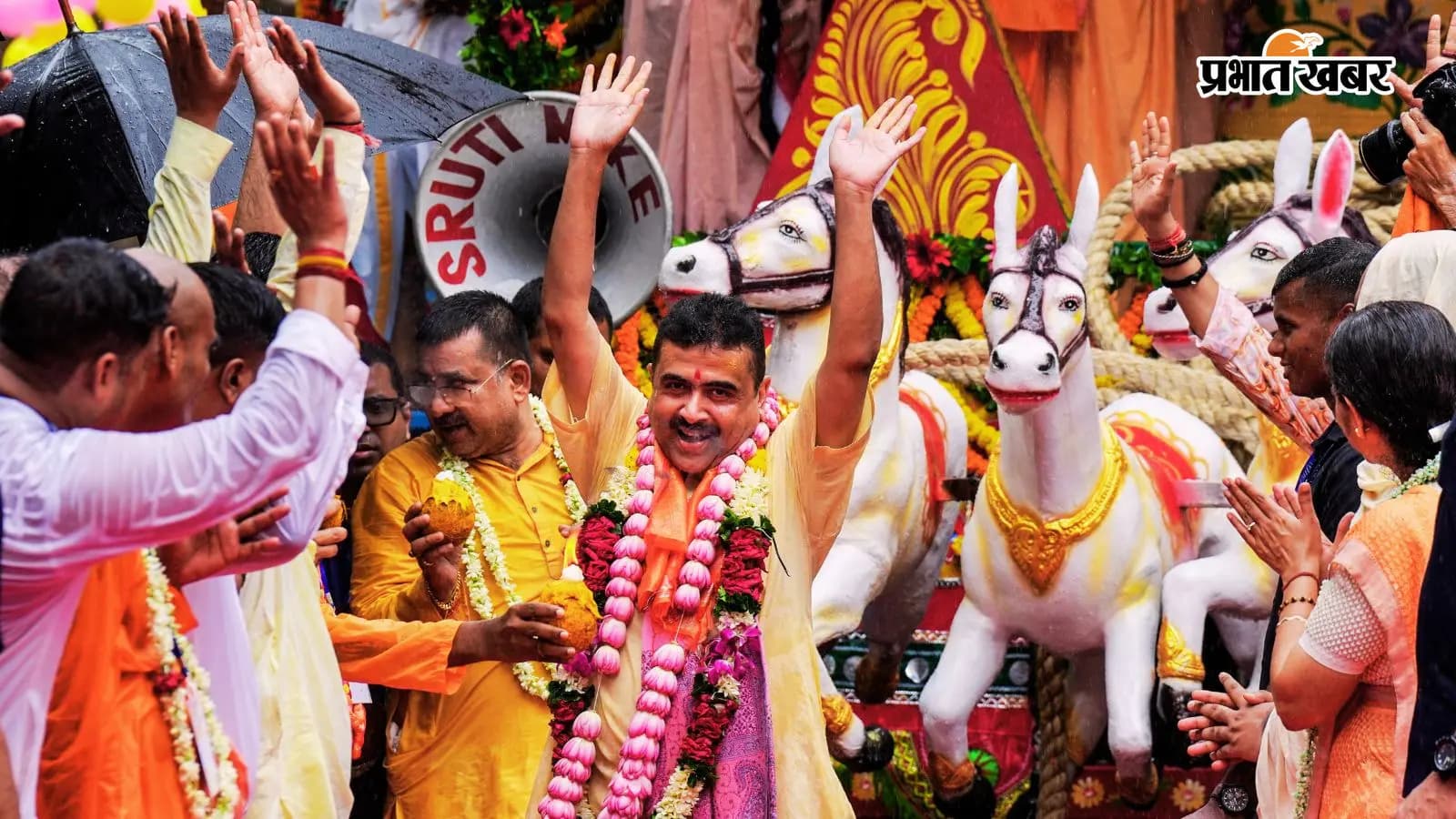 इस्कॉन की रथयात्रा में शामिल बंगाल के मुख्यमंत्री शुभेंदु अधिकारी. इस्कॉन की रथयात्रा में शामिल बंगाल के मुख्यमंत्री शुभेंदु अधिकारी.