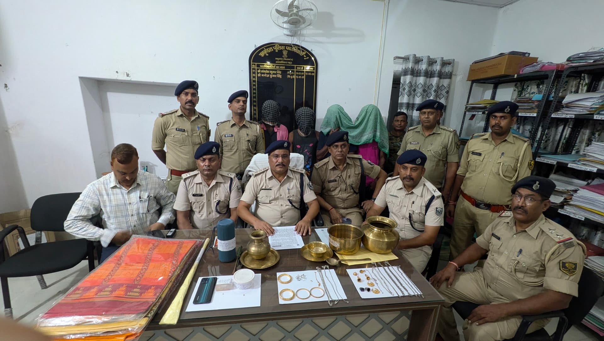 हत्या की गुत्थी सुलझी तो खुल गई सात वारदातों की फाइल. अंतरराज्यीय चोर गिरोह का भंडाफोड़. हत्या की गुत्थी सुलझी तो खुल गई सात वारदातों की फाइल. अंतरराज्यीय चोर गिरोह का भंडाफोड़.
