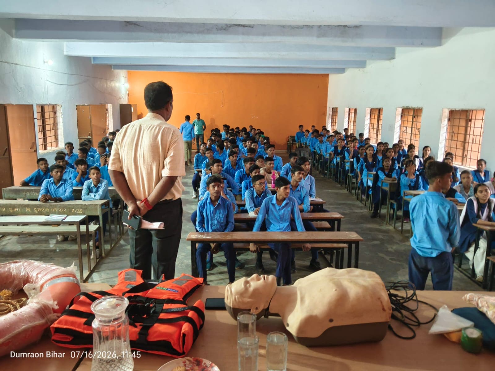 एसडीआरएफ ने दिया आपदा प्रबंधन का प्रशिक्षण, विद्यार्थियों को सिखाए बाढ़ से बचाव के गुर एसडीआरएफ ने दिया आपदा प्रबंधन का प्रशिक्षण, विद्यार्थियों को सिखाए बाढ़ से बचाव के गुर