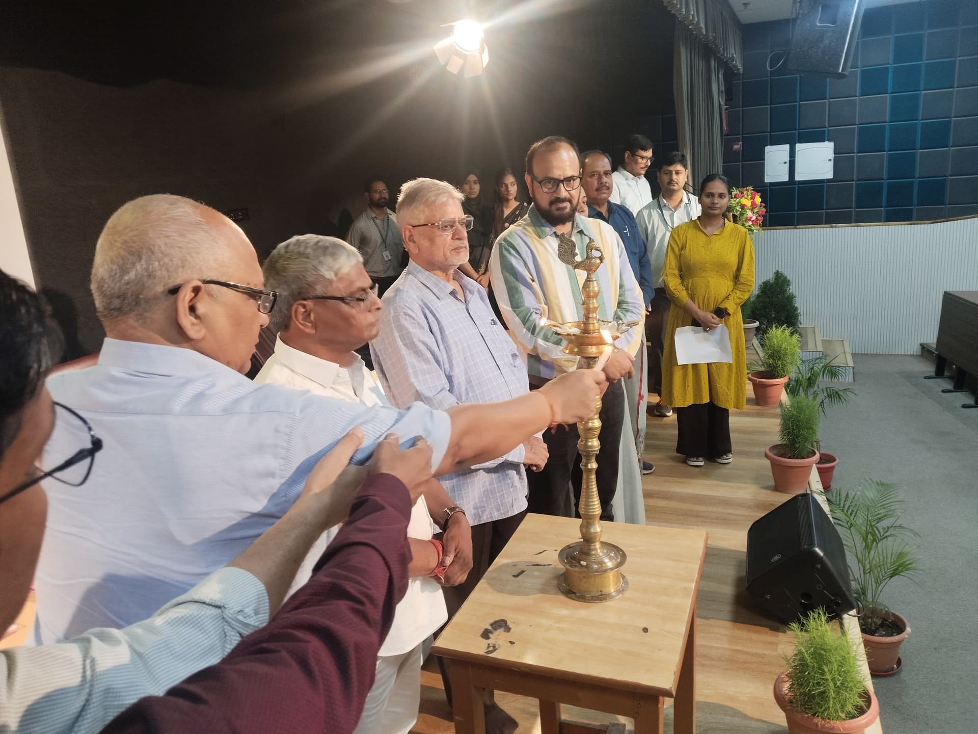 धर्म से संविधान तक विकसित हुई भारतीय नैतिकता और कानूनी दर्शन की यात्रा : डॉ श्रीप्रकाश पांडेय धर्म से संविधान तक विकसित हुई भारतीय नैतिकता और कानूनी दर्शन की यात्रा : डॉ श्रीप्रकाश पांडेय