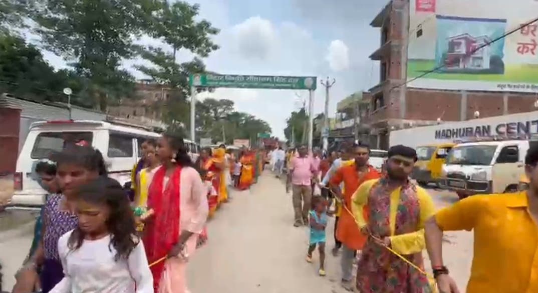 पुरी की तर्ज पर मधुबन में निकली भगवान जगन्नाथ की रथ यात्रा में खिंची रस्सी पुरी की तर्ज पर मधुबन में निकली भगवान जगन्नाथ की रथ यात्रा में खिंची रस्सी
