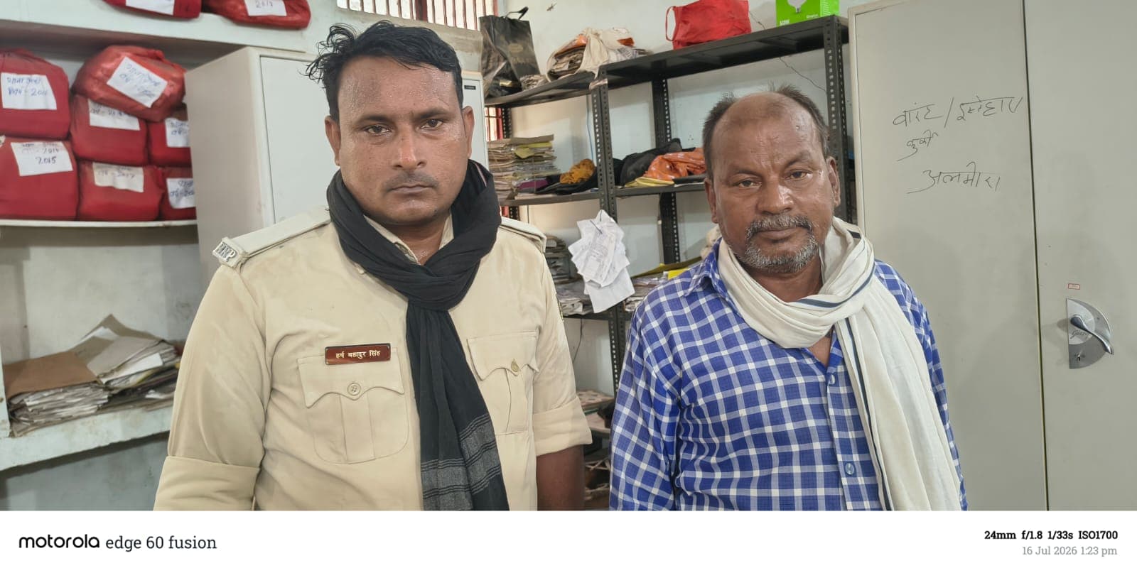 पुलिस ने चैनपुर बाजार से वारंटी को किया गिरफ्तार पुलिस ने चैनपुर बाजार से वारंटी को किया गिरफ्तार