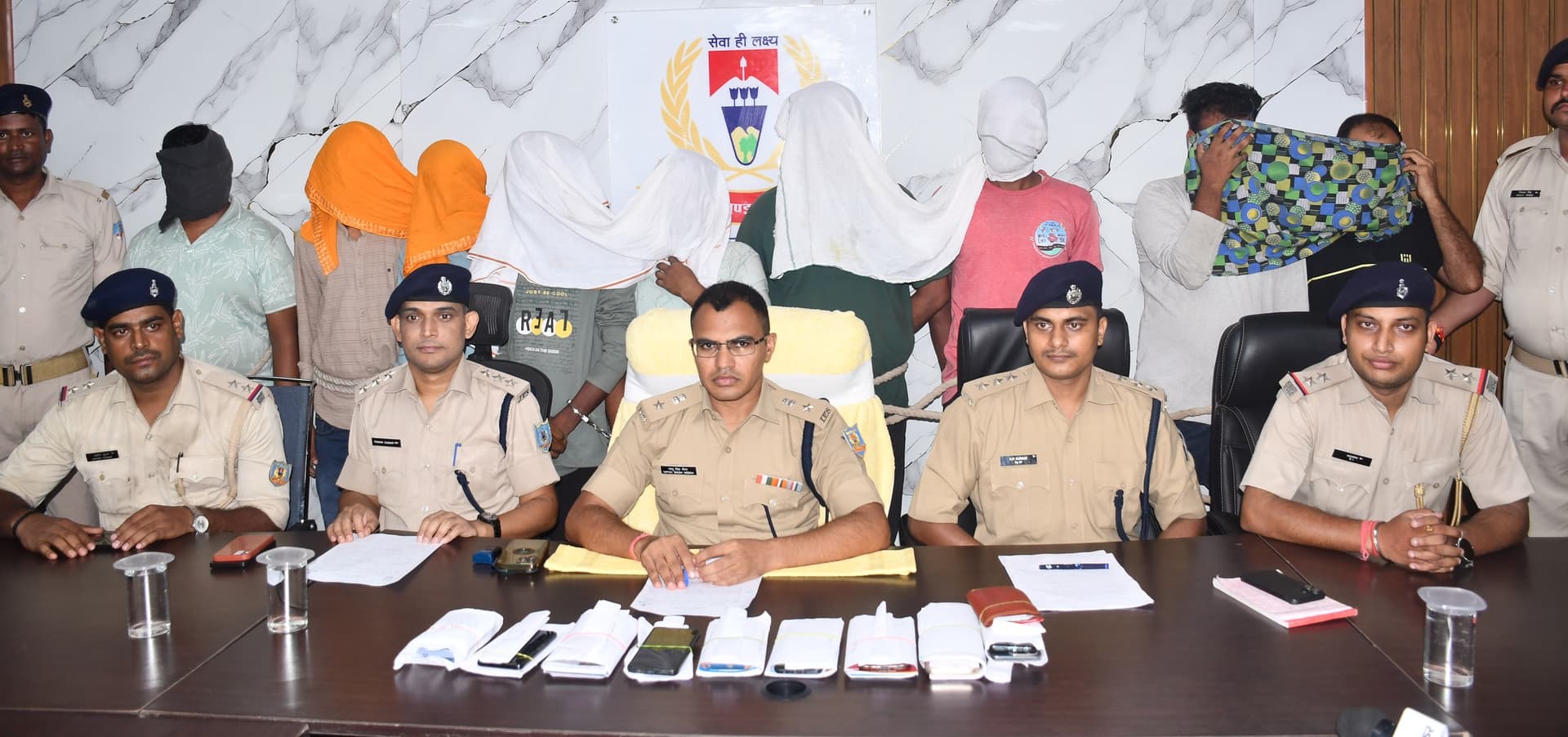 बारी को-ऑपरेटिव व रितुडीह में रहकर लोगों से साइबर ठगी करनेवाले नौ साइबर फ्राड गिरफ्तार बारी को-ऑपरेटिव व रितुडीह में रहकर लोगों से साइबर ठगी करनेवाले नौ साइबर फ्राड गिरफ्तार