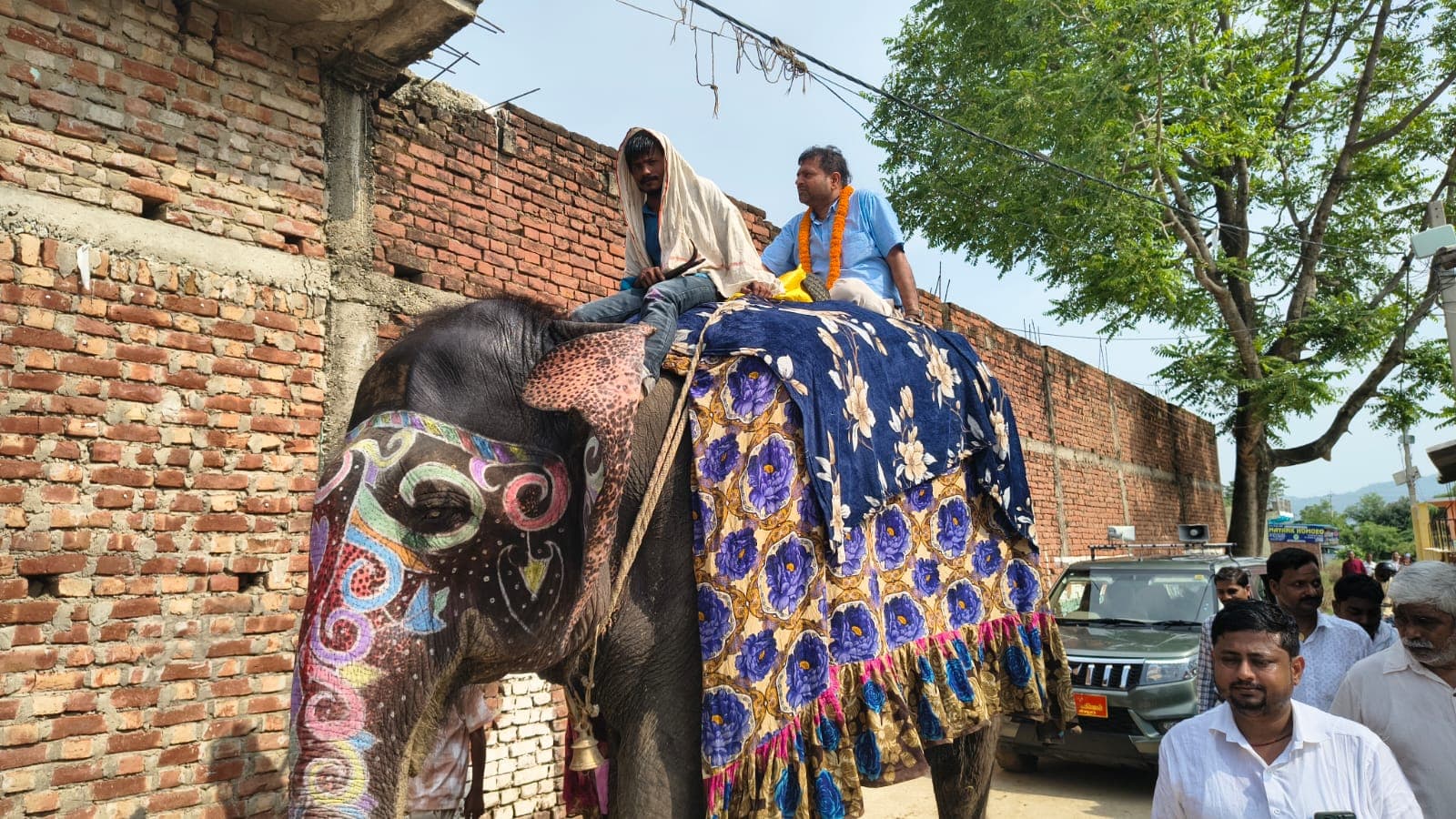 समारोह की सबसे खास बात यह रही कि विडिओ की विदाई हाथी पर बैठाकर की गई, जिसे देखने के लिए बड़ी संख्या में लोग जुटे। समारोह की सबसे खास बात यह रही कि विडिओ की विदाई हाथी पर बैठाकर की गई, जिसे देखने के लिए बड़ी संख्या में लोग जुटे।