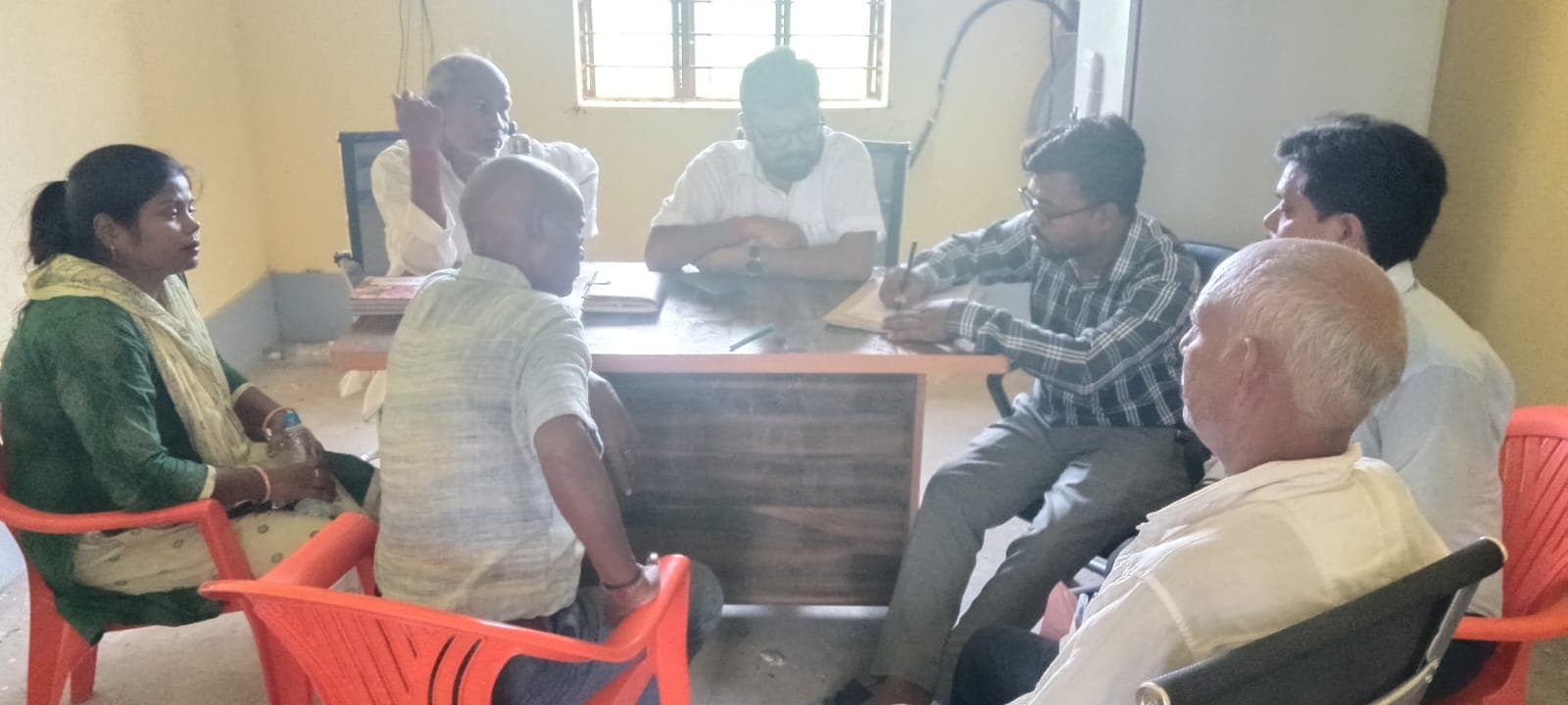 ज्यूरी पंचायत सरकार भवन के निरीक्षण में मिली गंदगी, पंचायत सचिव व स्वच्छता कर्मी से मांगा जवाब. ज्यूरी पंचायत सरकार भवन के निरीक्षण में मिली गंदगी, पंचायत सचिव व स्वच्छता कर्मी से मांगा जवाब.