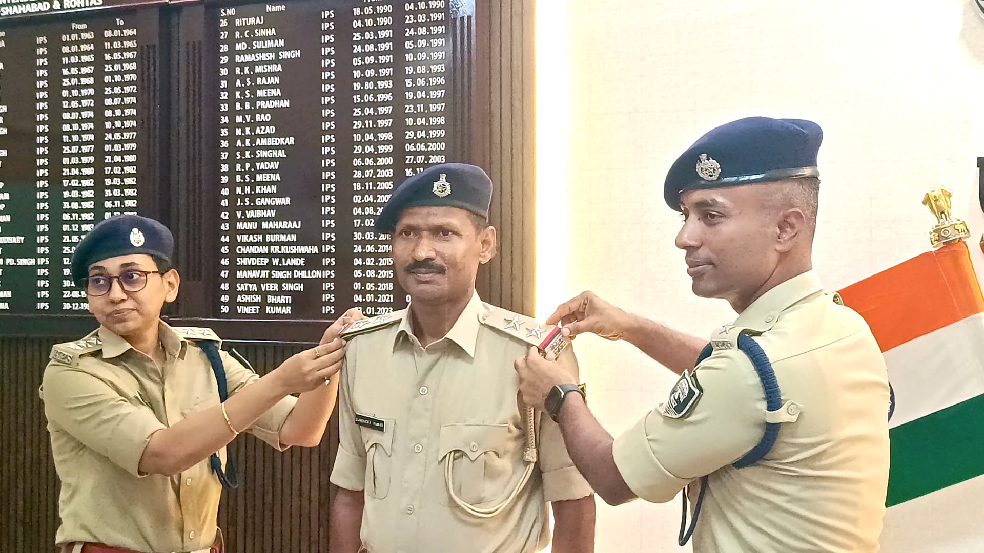 पिपिंग सेरेमनी : 76 पुलिसकर्मियों को मिला नया रैंक, एसपी ने स्टार लगाकर दी शुभकामनाएं पिपिंग सेरेमनी : 76 पुलिसकर्मियों को मिला नया रैंक, एसपी ने स्टार लगाकर दी शुभकामनाएं