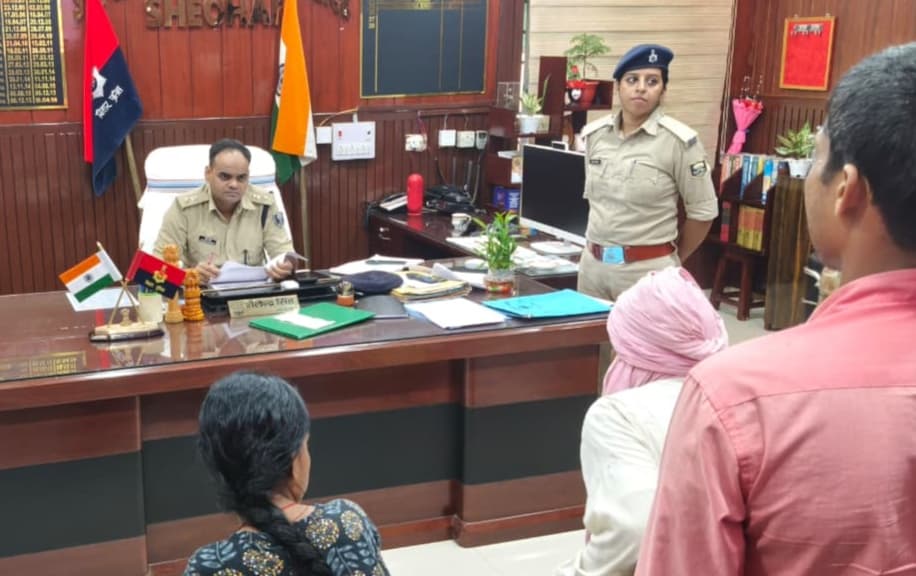 एसपी के जनता दरबार में समस्या लेकर पहुंचे फरियादी एसपी के जनता दरबार में समस्या लेकर पहुंचे फरियादी