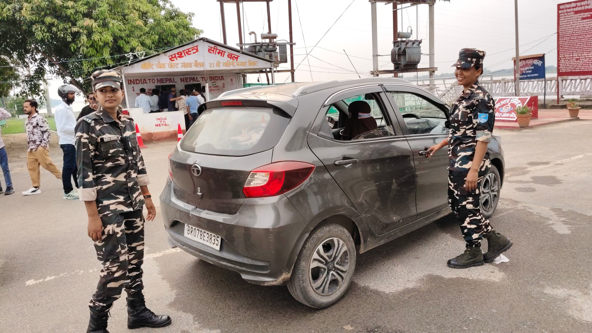भारत-नेपाल बॉर्डर पर महिला एसएसबी जवानों ने बढ़ाई सुरक्षा की धार भारत-नेपाल बॉर्डर पर महिला एसएसबी जवानों ने बढ़ाई सुरक्षा की धार