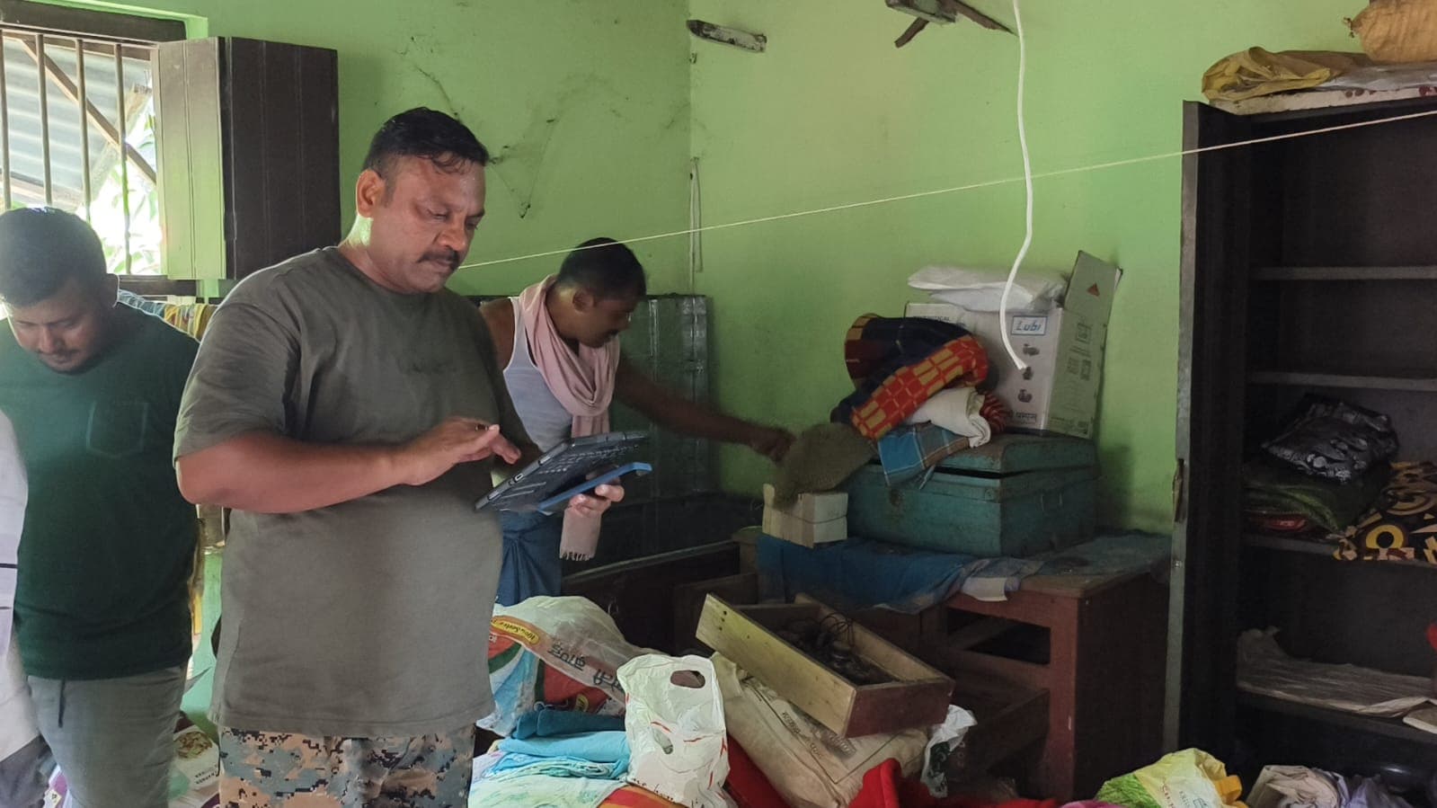 घर बंद कर शादी समारोह में रायगंज गया परिवार, चोरों ने ताला तोड़ कर ली चार लाख की चोरी घर बंद कर शादी समारोह में रायगंज गया परिवार, चोरों ने ताला तोड़ कर ली चार लाख की चोरी