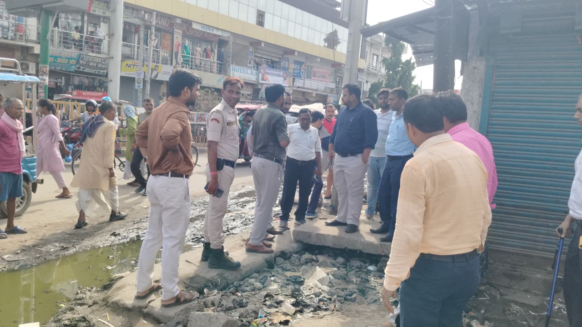 रेड अलर्ट से पहले प्रशासन अलर्ट,भखरुआं मोड़ की नालियों का निरीक्षण, जल निकासी दुरुस्त करने के दिए निर्देश रेड अलर्ट से पहले प्रशासन अलर्ट,भखरुआं मोड़ की नालियों का निरीक्षण, जल निकासी दुरुस्त करने के दिए निर्देश