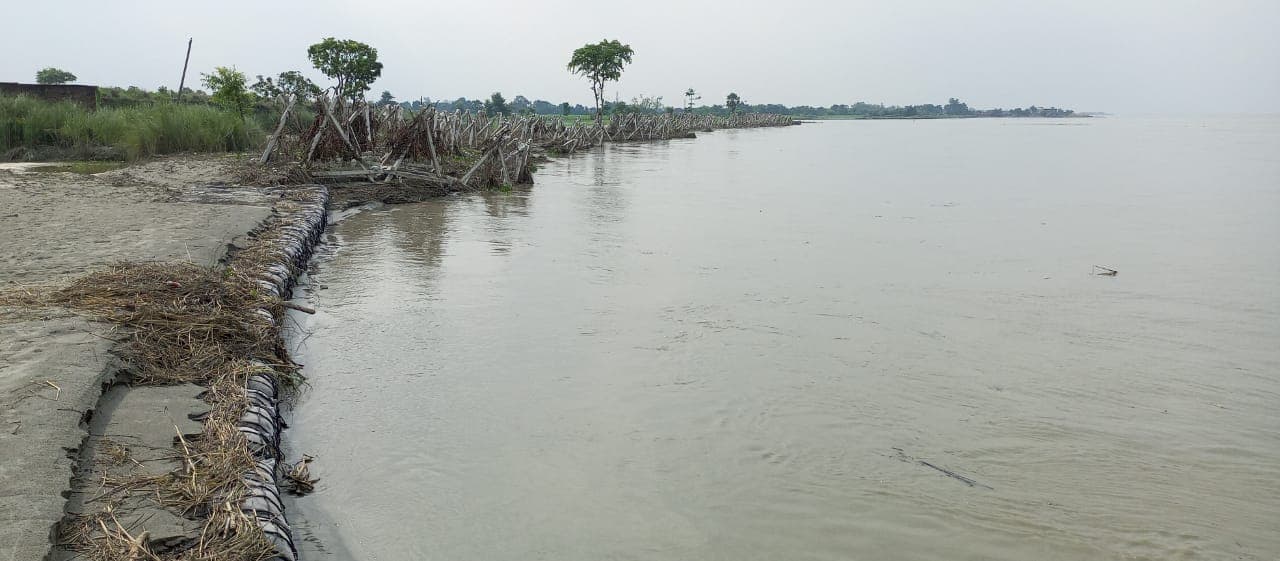 गंडक नदी का घटने लगा जलस्तर, खतरे के निशान से नीचे आयी पानी, इंजीनियरों ने ली राहत गंडक नदी का घटने लगा जलस्तर, खतरे के निशान से नीचे आयी पानी, इंजीनियरों ने ली राहत