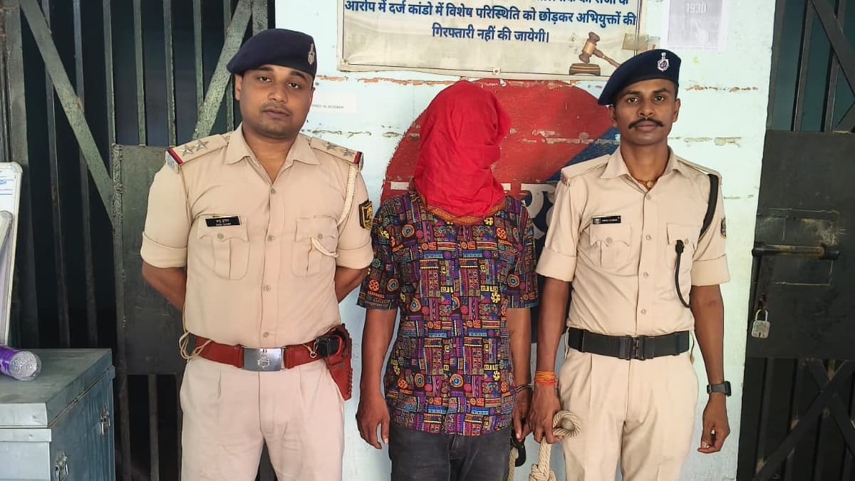 सात महीने बाद कानून के शिकंजे में आया कुख्यात लुटेरा, अस्पताल की खिड़की से कूदकर हुआ था फरार, प्रयागराज से दबोचा गया सात महीने बाद कानून के शिकंजे में आया कुख्यात लुटेरा, अस्पताल की खिड़की से कूदकर हुआ था फरार, प्रयागराज से दबोचा गया