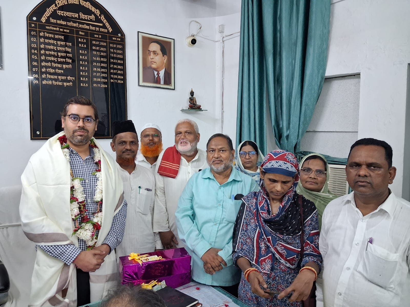 फोटो- नव पदस्थापित जिला कार्यक्रम पदाधिकारी विजय कुमार का स्वागत करते शिक्षा सेवक-तालीमी मरकज संघ के प्रतिनिधि | Prabhat Khabar Network फोटो- नव पदस्थापित जिला कार्यक्रम पदाधिकारी विजय कुमार का स्वागत करते शिक्षा सेवक-तालीमी मरकज संघ के प्रतिनिधि | Prabhat Khabar Network