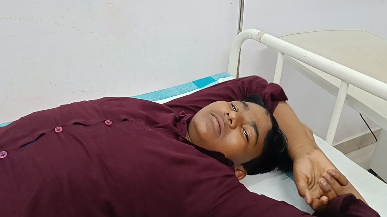 फोटो कैप्शन: नोखा सामुदायिक स्वास्थ्य केंद्र में इलाजरत घायल राजस्व कर्मचारी चंदन कुमार | Prabhat Khabar Network फोटो कैप्शन: नोखा सामुदायिक स्वास्थ्य केंद्र में इलाजरत घायल राजस्व कर्मचारी चंदन कुमार | Prabhat Khabar Network