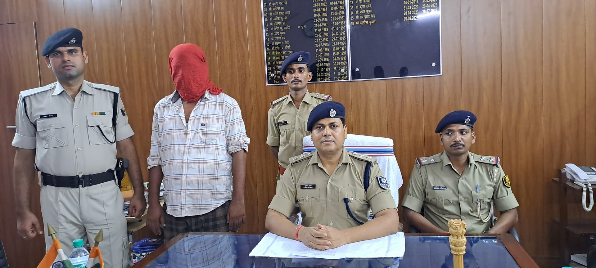 फोटो:- गिरफ्तार तस्कर की जानकारी देते एसडीपीओ सुशील कुमार | Prabhat Khabar Network फोटो:- गिरफ्तार तस्कर की जानकारी देते एसडीपीओ सुशील कुमार | Prabhat Khabar Network
