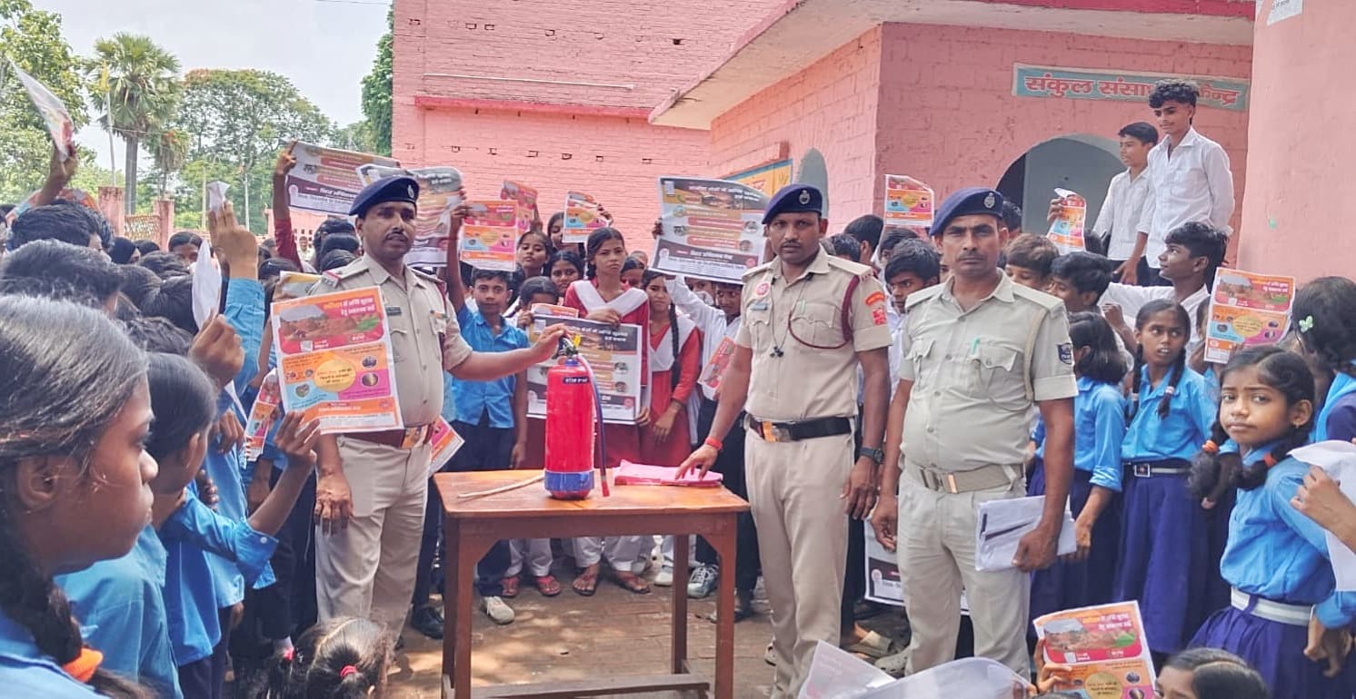 - फोटो-23- विद्यार्थियों को अग्नि सुरक्षा की जानकारी देते अग्निशमन विभाग के अधिकारी | Prabhat Khabar Network - फोटो-23- विद्यार्थियों को अग्नि सुरक्षा की जानकारी देते अग्निशमन विभाग के अधिकारी | Prabhat Khabar Network
