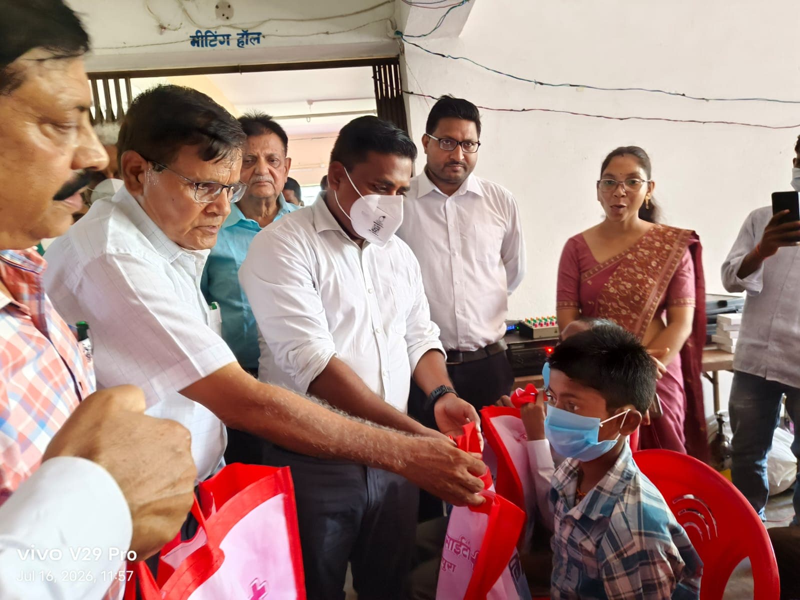टीबी मरीजों को पोषण आहार देते डीएम शेखर आनंद. | Prabhat Khabar Network टीबी मरीजों को पोषण आहार देते डीएम शेखर आनंद. | Prabhat Khabar Network