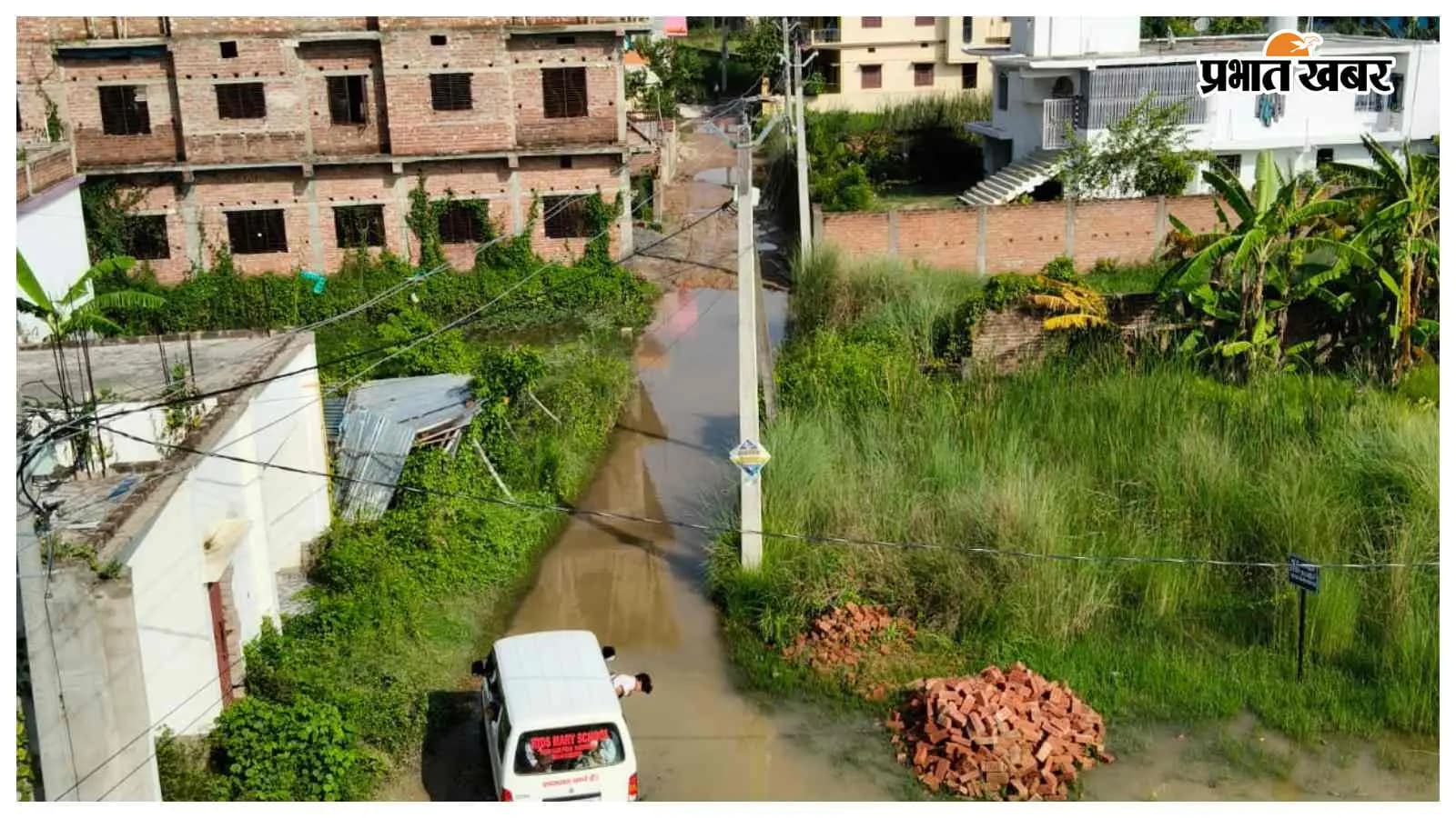 तालाब में तब्दील नंदनगर विद्यापति नगर सड़क तालाब में तब्दील नंदनगर विद्यापति नगर सड़क