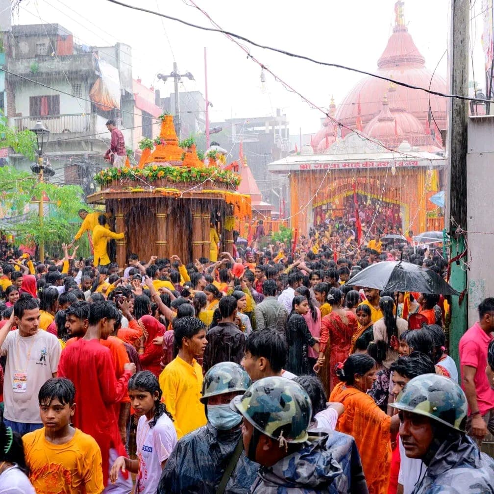 बारिश के बीच गहवामाई मंदिर परिसर में उमड़ी भक्तों की भीड़ | Prabhat Khabar Network बारिश के बीच गहवामाई मंदिर परिसर में उमड़ी भक्तों की भीड़ | Prabhat Khabar Network