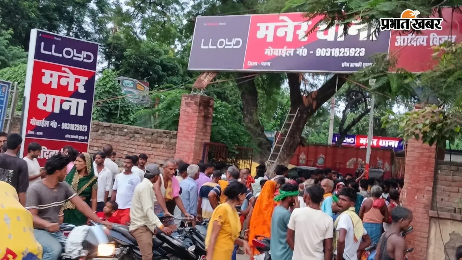 महिलाओं ने किया थाने का घेराव महिलाओं ने किया थाने का घेराव