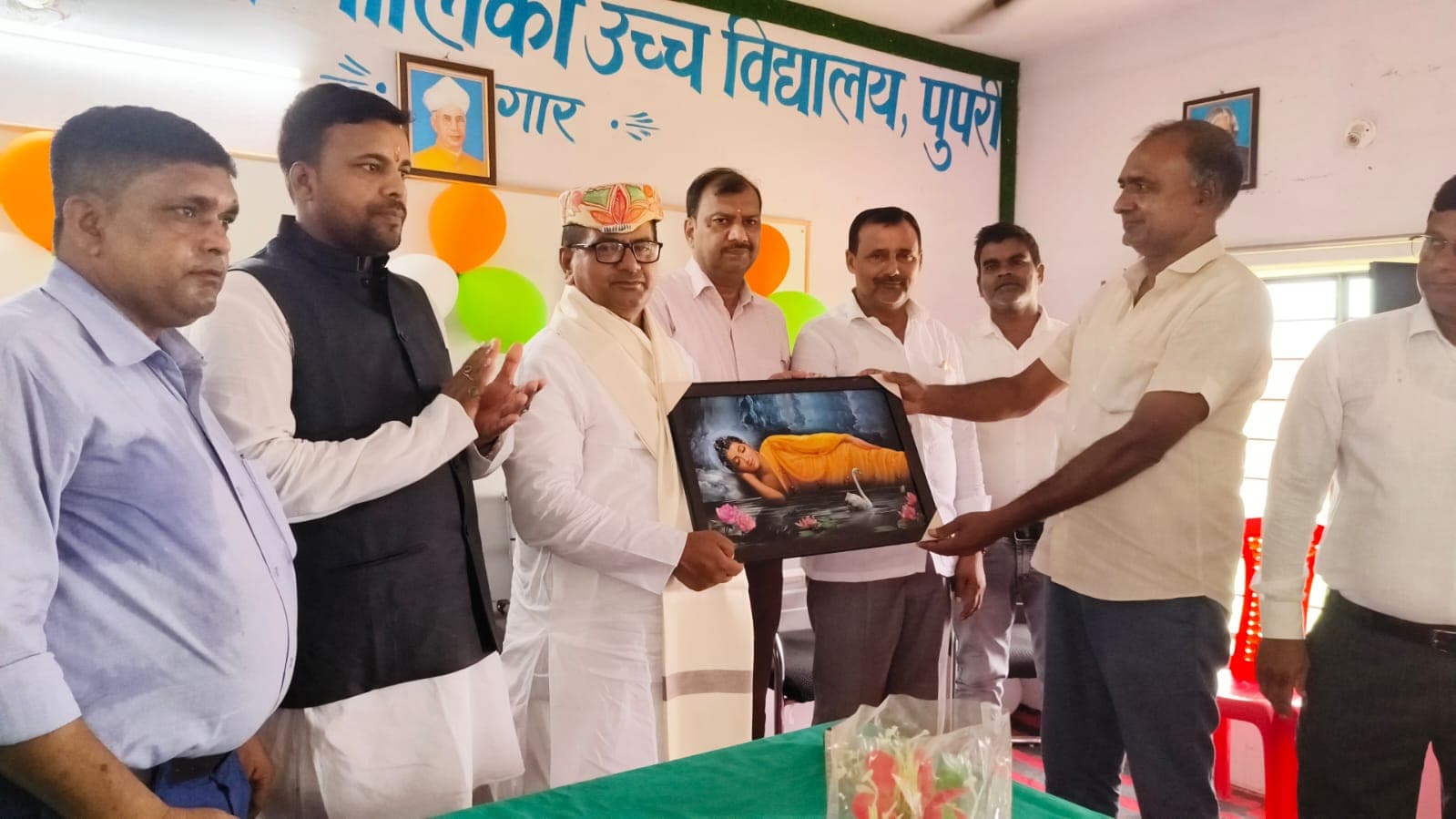 फोटो - विधायक को प्रतीक चिह्न देकर सम्मानित करते प्रधानाध्यापक नवीन कुमार. | Prabhat Khabar Network फोटो - विधायक को प्रतीक चिह्न देकर सम्मानित करते प्रधानाध्यापक नवीन कुमार. | Prabhat Khabar Network