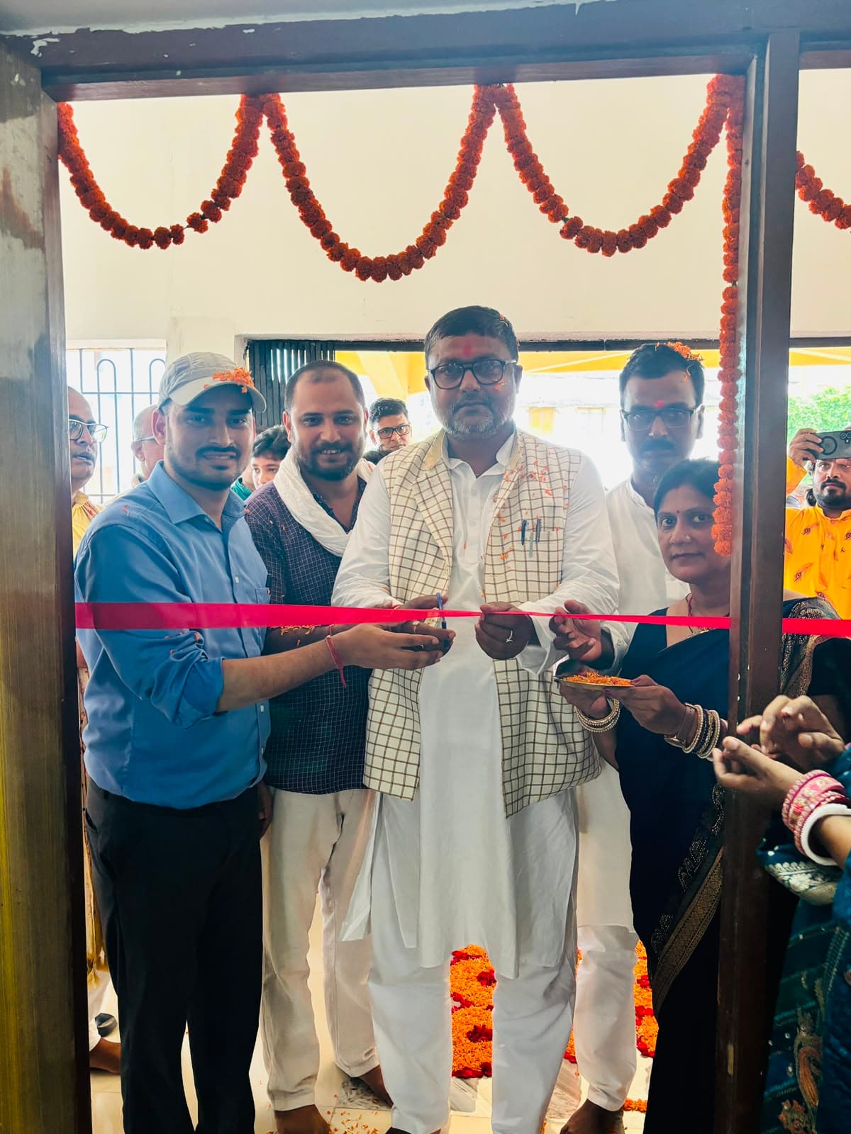 आम्रपाली कला प्रशिक्षण केंद्र का उद्घाटन करते जिला परिषद अध्यक्ष संजय कुमार | Prabhat Khabar Network आम्रपाली कला प्रशिक्षण केंद्र का उद्घाटन करते जिला परिषद अध्यक्ष संजय कुमार | Prabhat Khabar Network