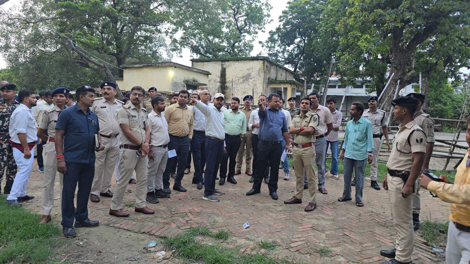 मुख्यमंत्री के संभावित दौरे को लेकर डीएम और एसपी ने थावे दुर्गा मंदिर का किया सुरक्षा निरीक्षण | Prabhat Khabar Network मुख्यमंत्री के संभावित दौरे को लेकर डीएम और एसपी ने थावे दुर्गा मंदिर का किया सुरक्षा निरीक्षण | Prabhat Khabar Network