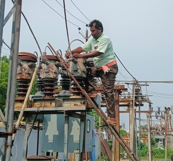 फोटो :- बिजली विभाग में मरम्मती कार्य में लगे मिस्त्री | Prabhat Khabar Network फोटो :- बिजली विभाग में मरम्मती कार्य में लगे मिस्त्री | Prabhat Khabar Network